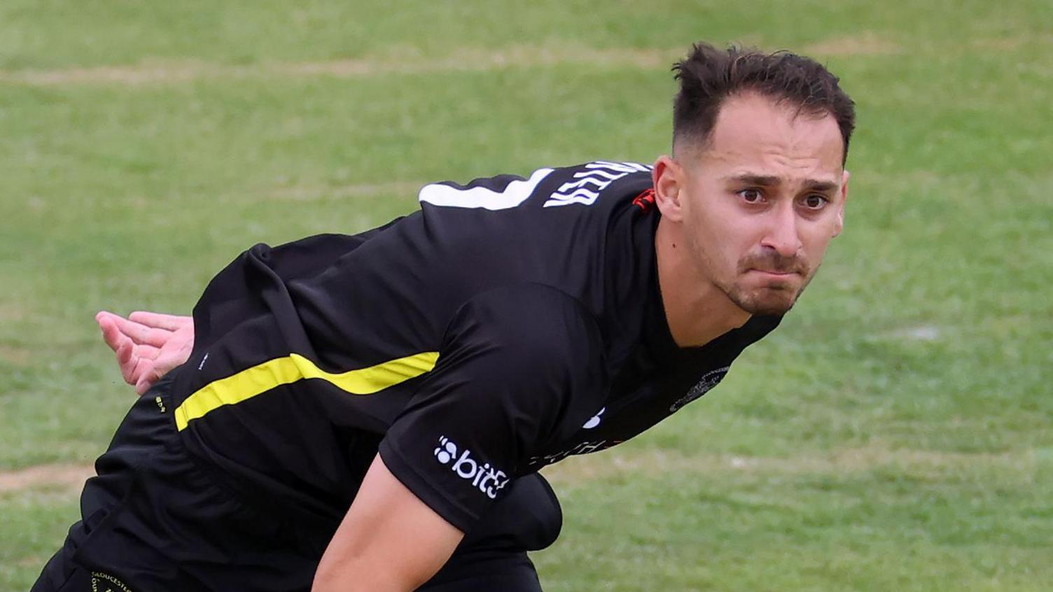 Zaman Akhter bowling for Gloucestershire