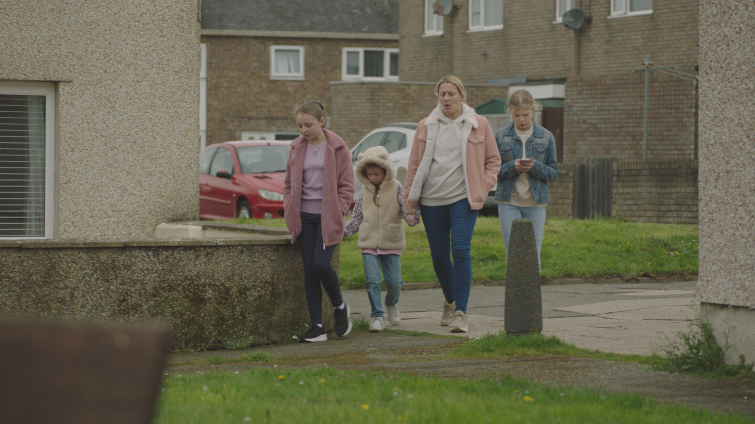 Manon yn actio Tracy Fish a Chips ar yr ail gyfres o Stad