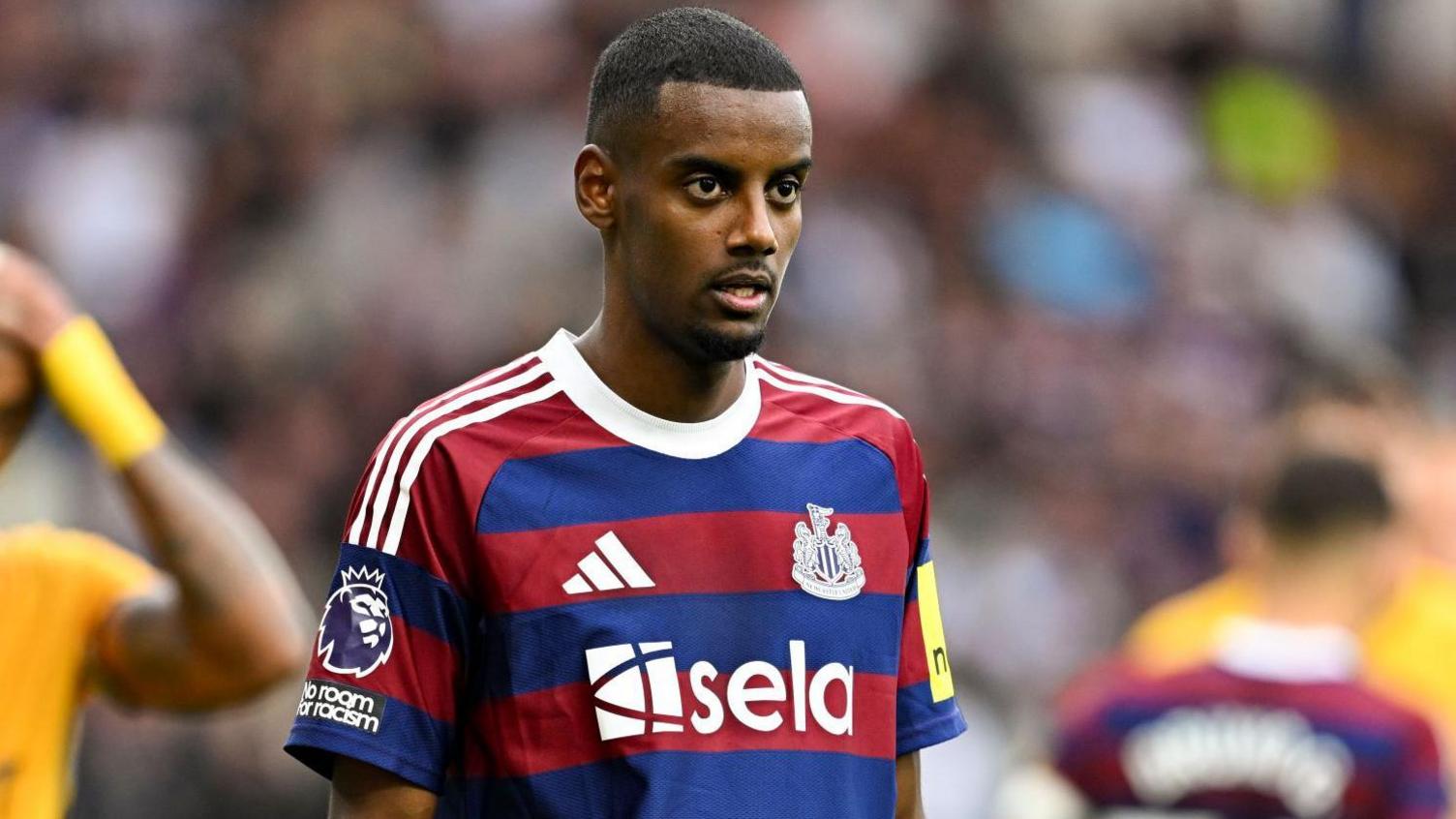 Alexander Isak in Newcastle's away shirt