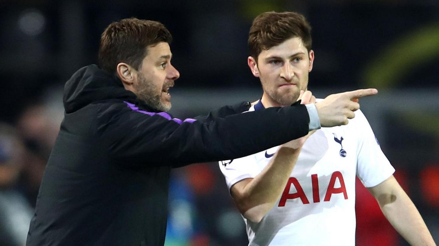 Mauricio Pochettino gives instructions to Ben Davies on the touchline during a Spurs game