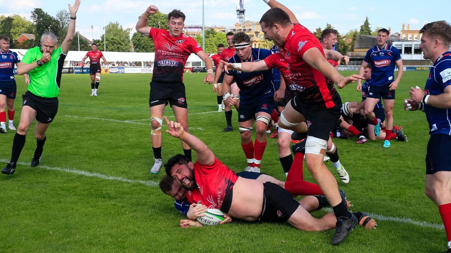 Marlen Walker scores a try