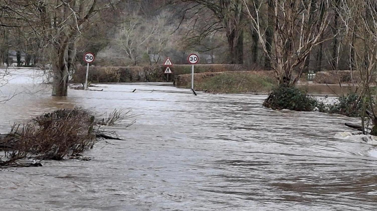 Ffordd dan ddŵr yn ardal Meifod ym Mhowys