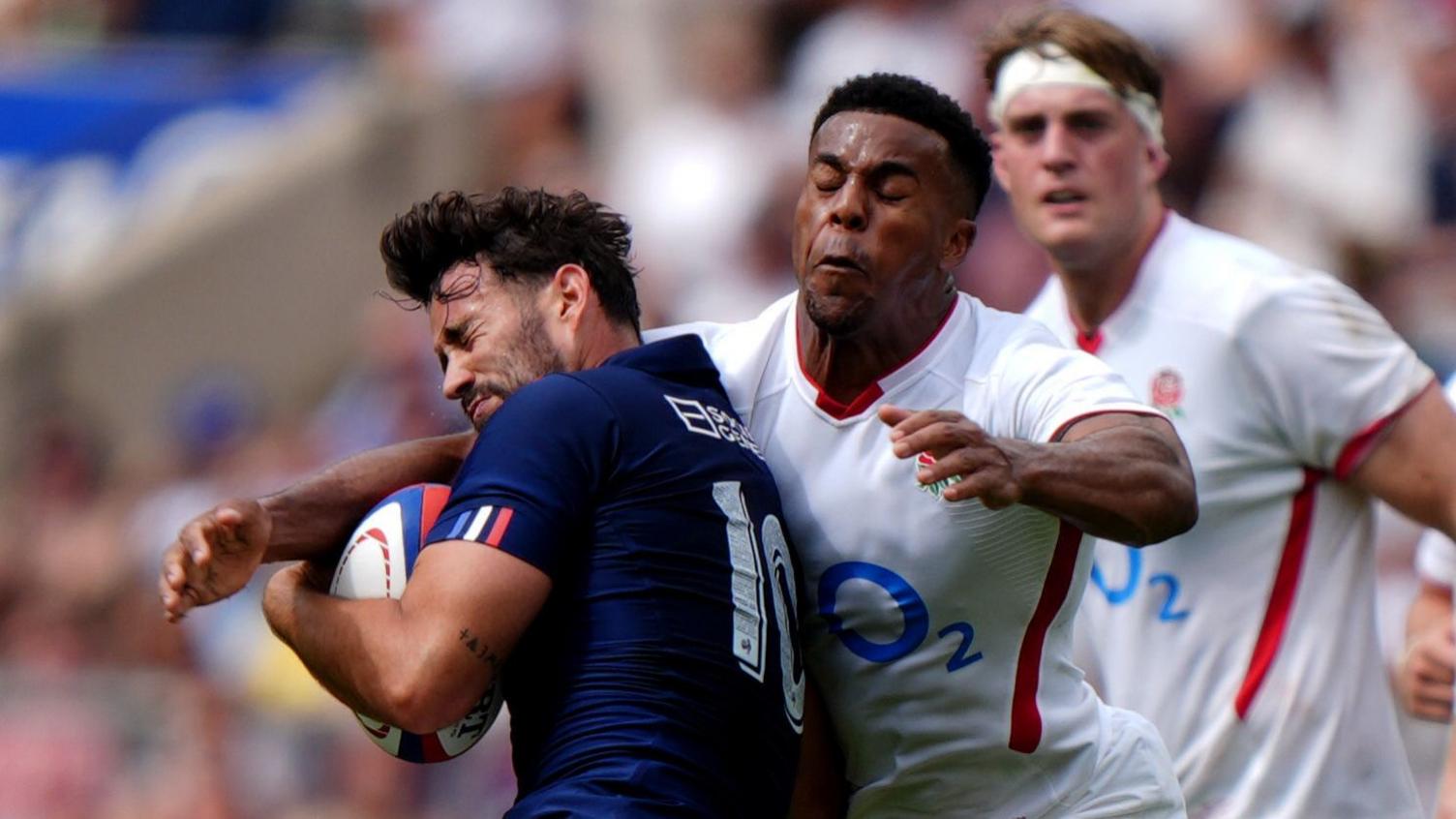 Immanuel Feyi-Waboso tackles Antoine Hastoy