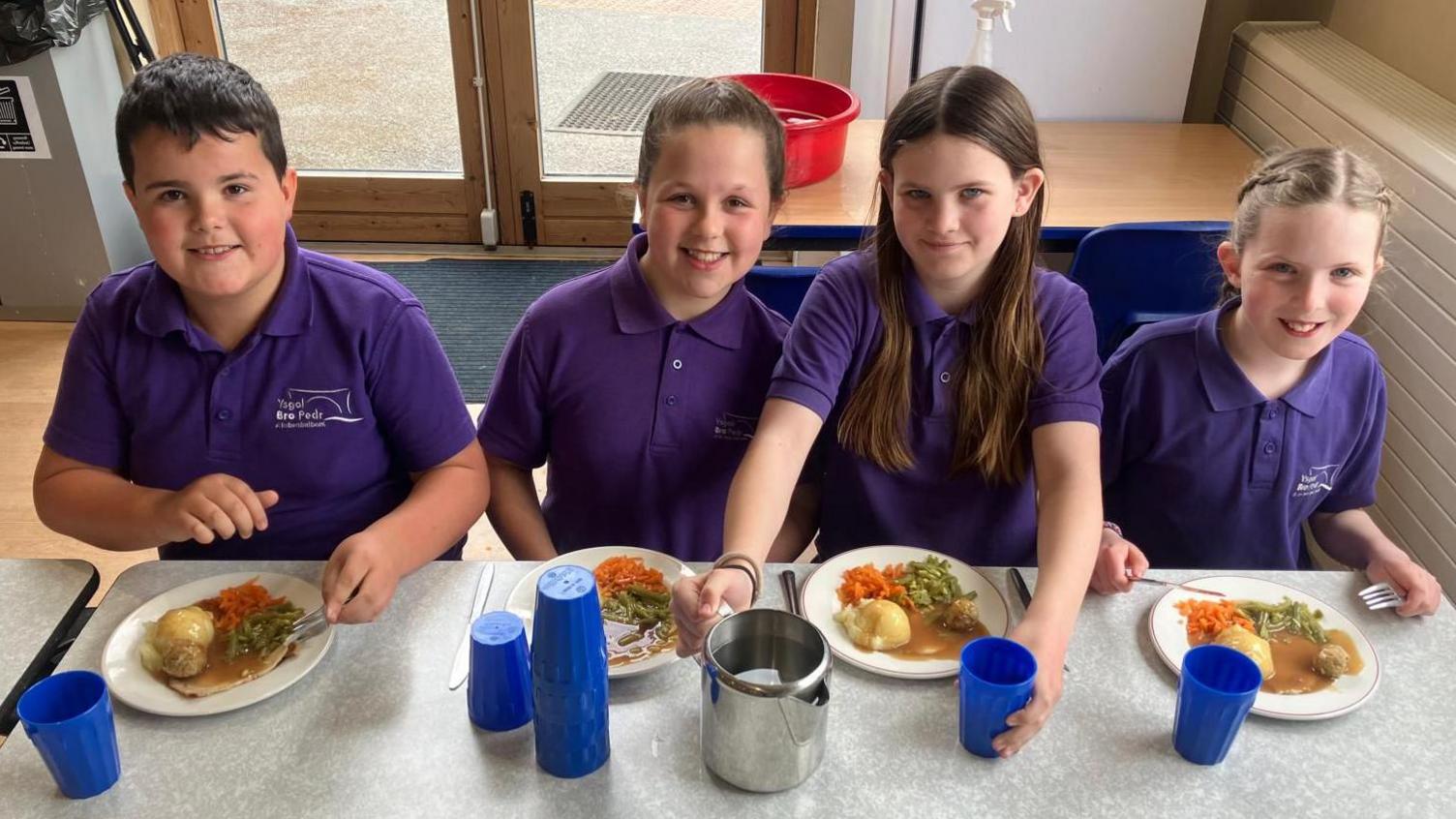 Plant yn y ffreutur yn Ysgol Bro Pedr, Llanbedr Pont Steffan