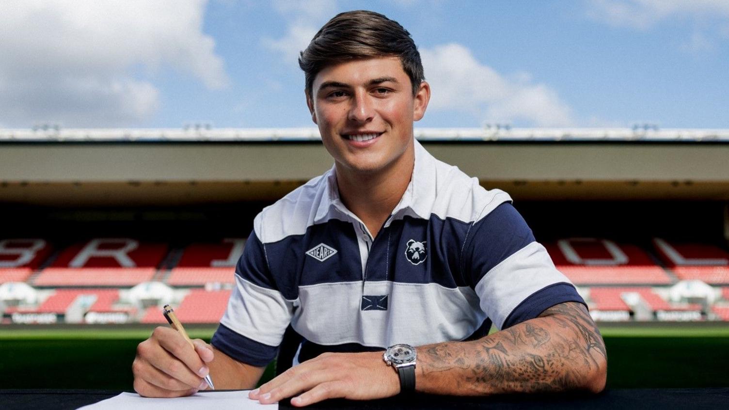 Louis Rees-Zammit signing his contract