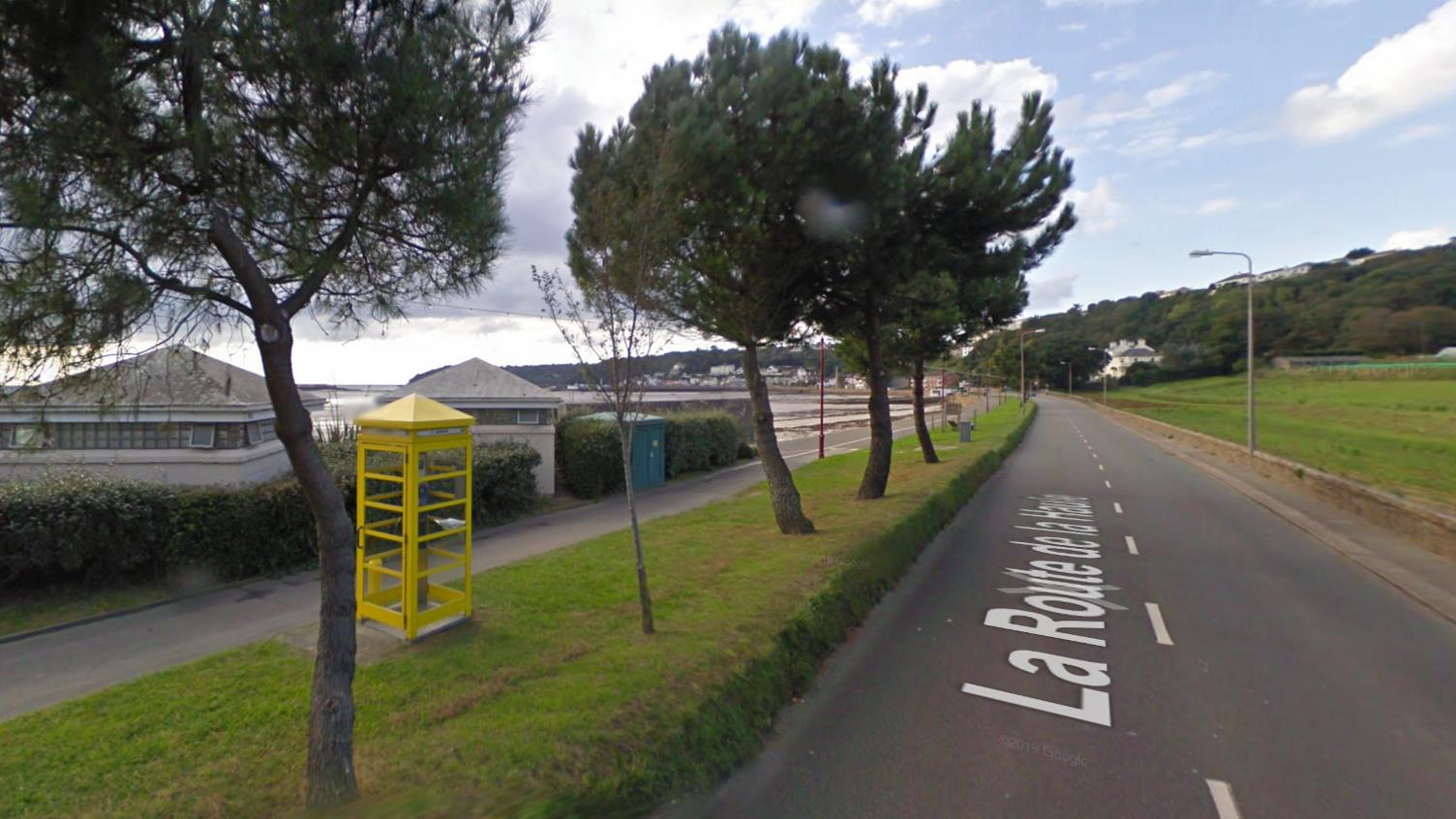 A google streetview picture of the area near the public toilets on La Haule.