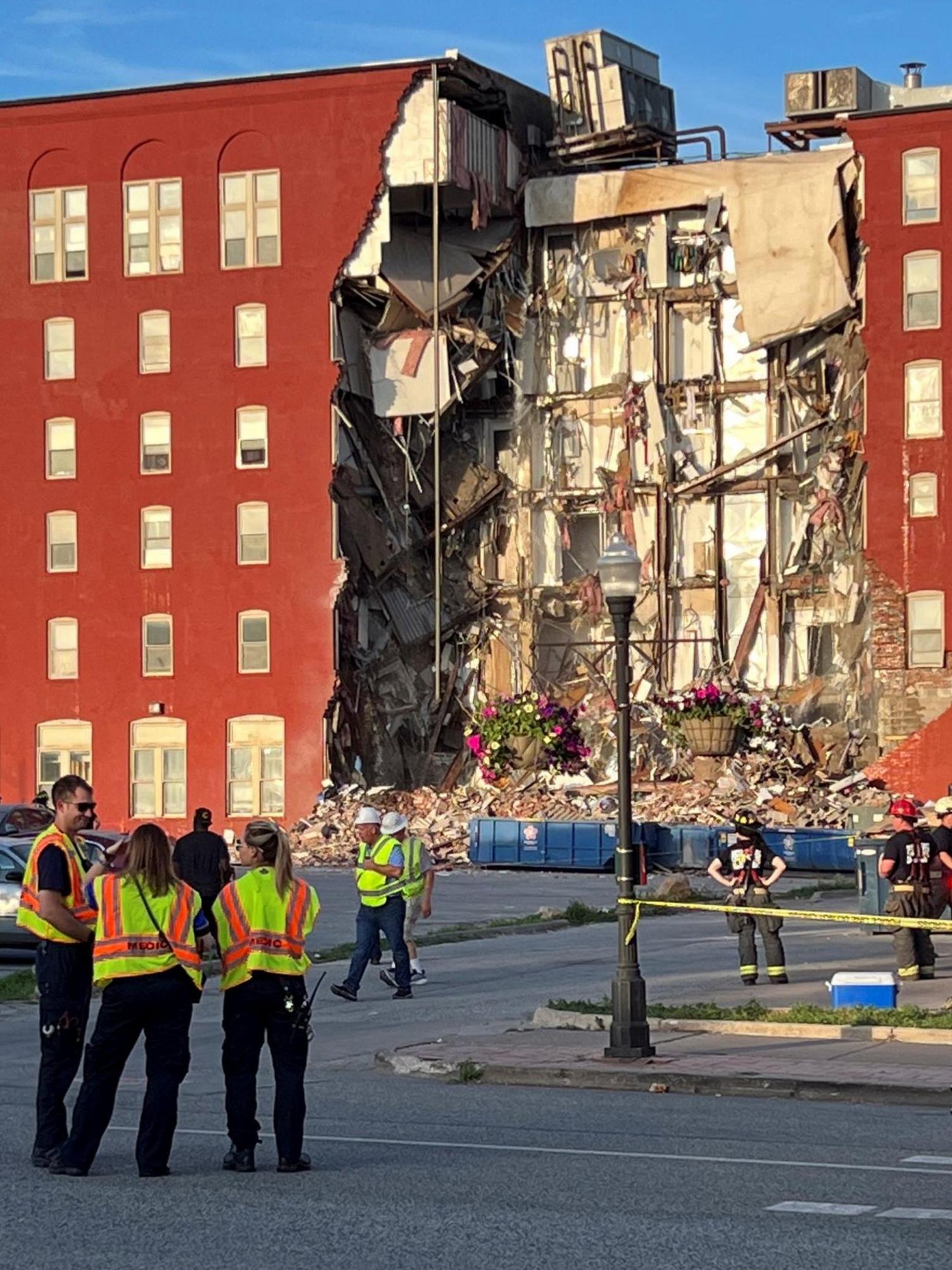 A photo showing the destruction of the building in Davenport