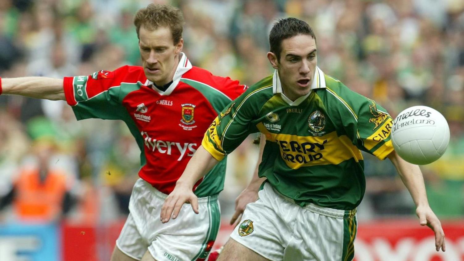 Kerry's Declan O'Sullivan and Mayo's James Nallen in the 2004 All-Ireland final