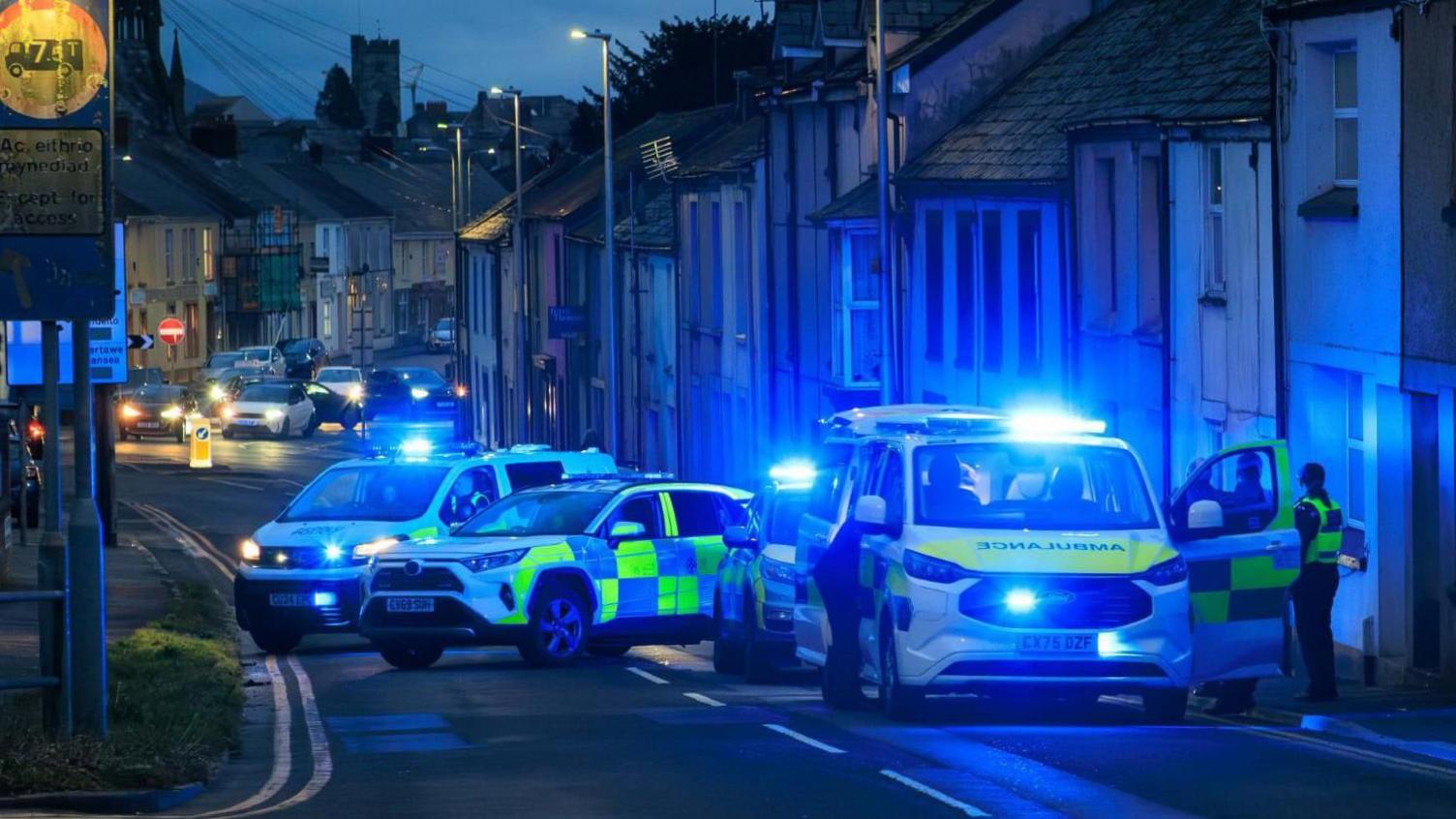 Cerbydau heddlu ar Heol Picton yng Nghaerfyrddin