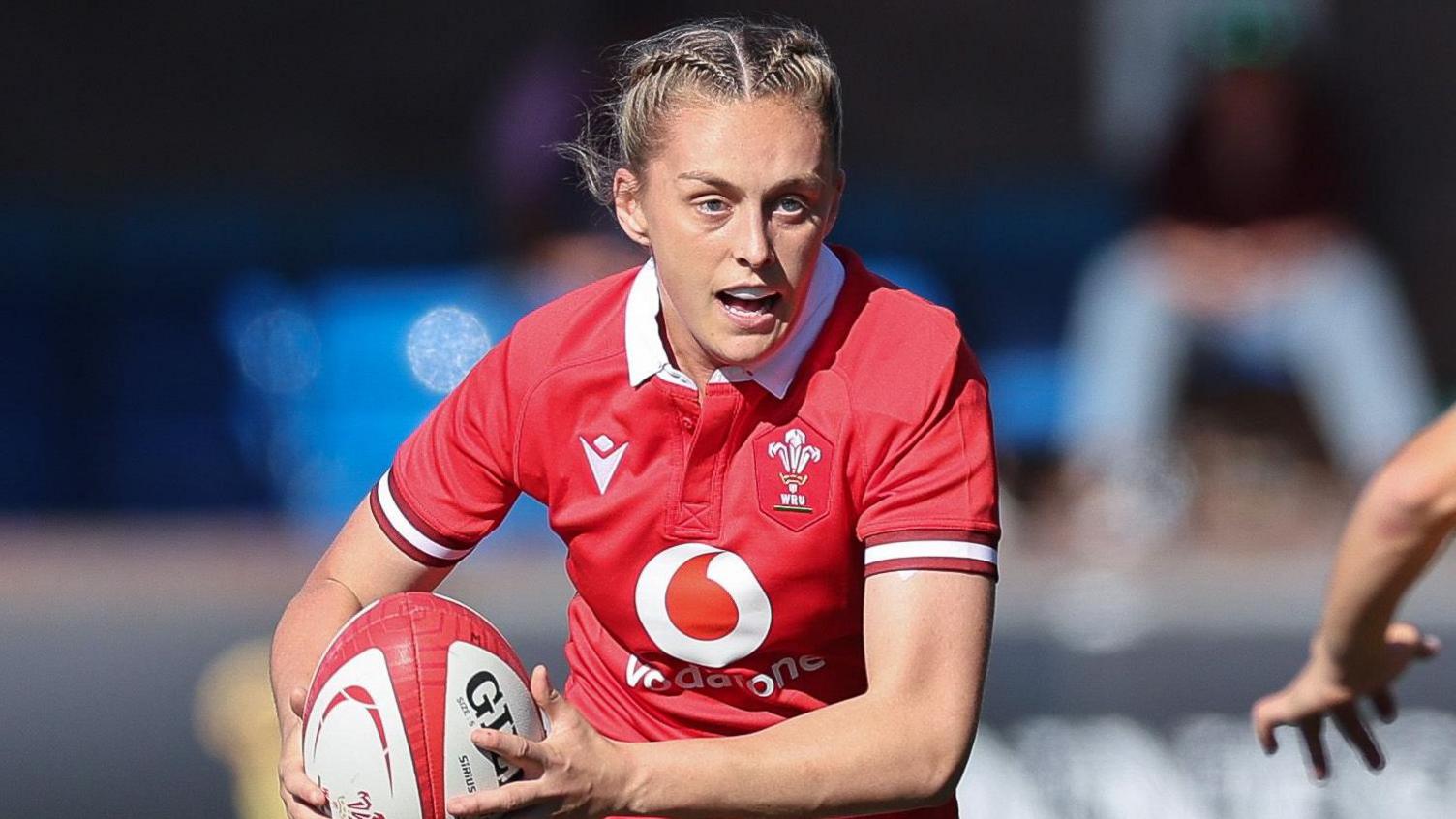 Hannah Jones carrying the ball for Wales