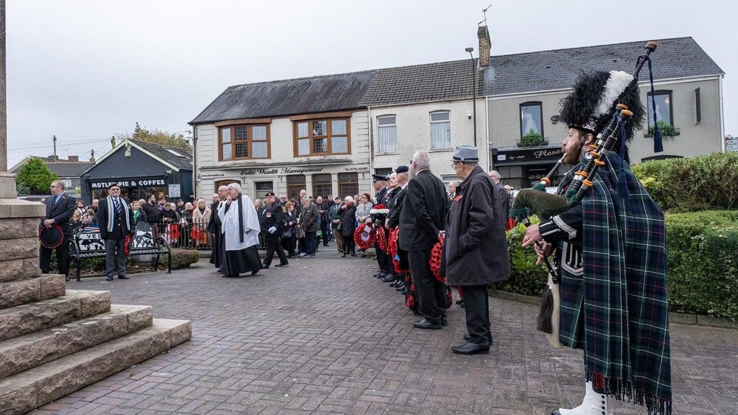 Gwasanaeth yn cael ei gynnal ym Mhontarddulais