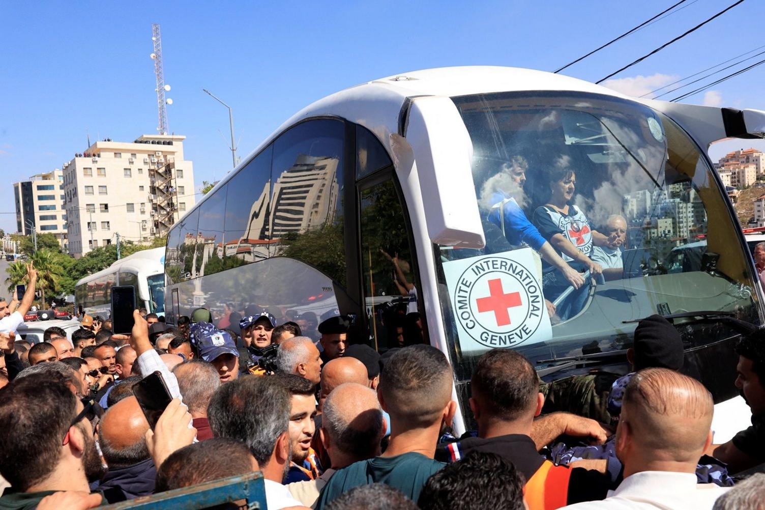 Crowds surround buses carrying Palestinian prisoners