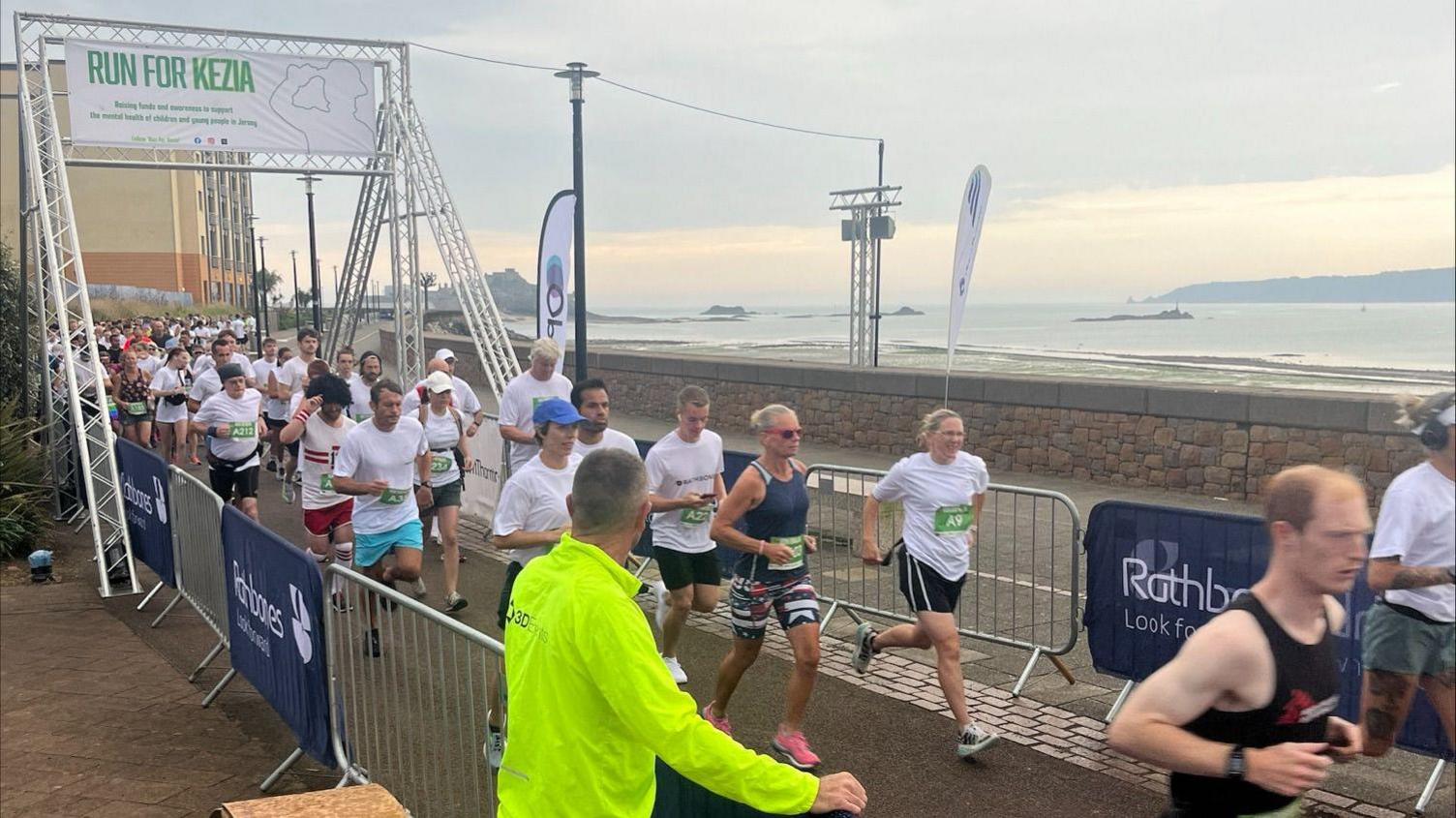 People running at Run4Kezia event