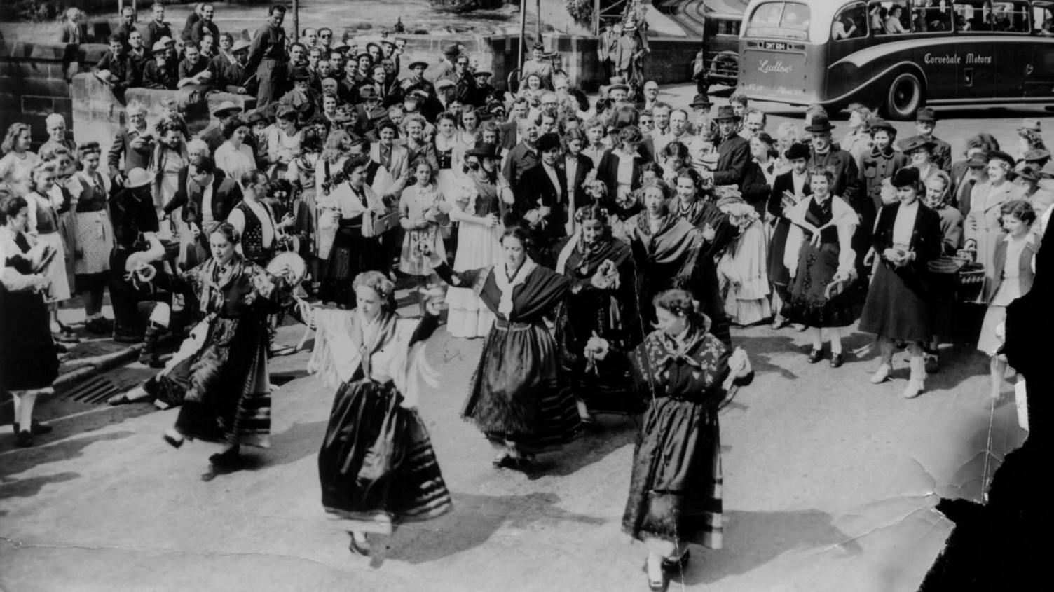 Grŵp yn perfformio y tu allan i'r orsaf yn Llangollen yn yr Eisteddfod Ryngwladol gyntaf yn 1947
