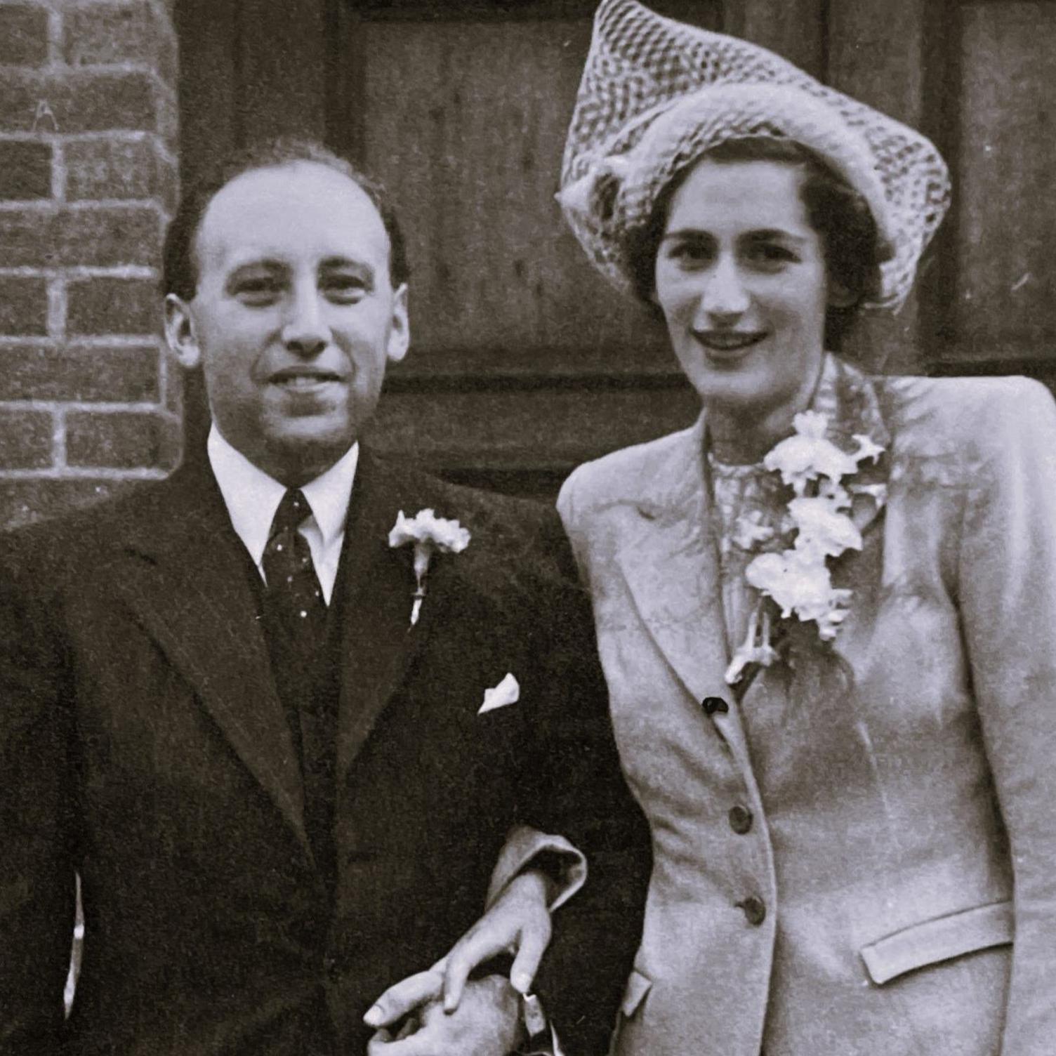 Një imazh bardhë e zi i prindërve të Sir Michael. Babai i tij është në të majtë me kostum të zi dhe kravatë të bardhë. Nëna e tij, në të djathtë, vesh një kostum të lehtë dhe ka një vello në kokë. Të dy po shikojnë kamerën.