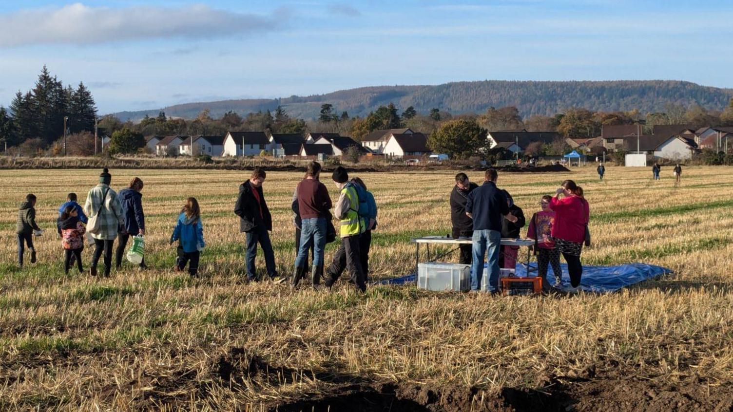 Daoine air an talamh air a bheil Smiddy Field a tha a-nis fo shealbh na buidhne Cnoc nan Giall Earranta