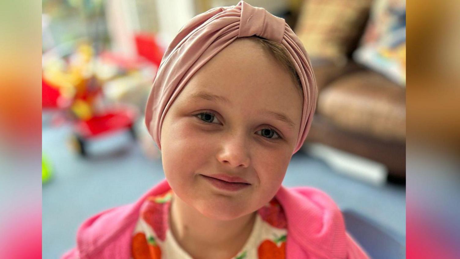 Mae Megan a'i mam o Gaernarfon wedi bod yn teithio'n rheolaidd i Ysbyty Alder Hey 