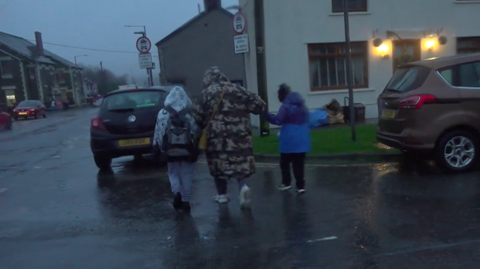 Bethan Phillips yn cerdded i'r ysgol gyda'i meibion Sam ac Andrew