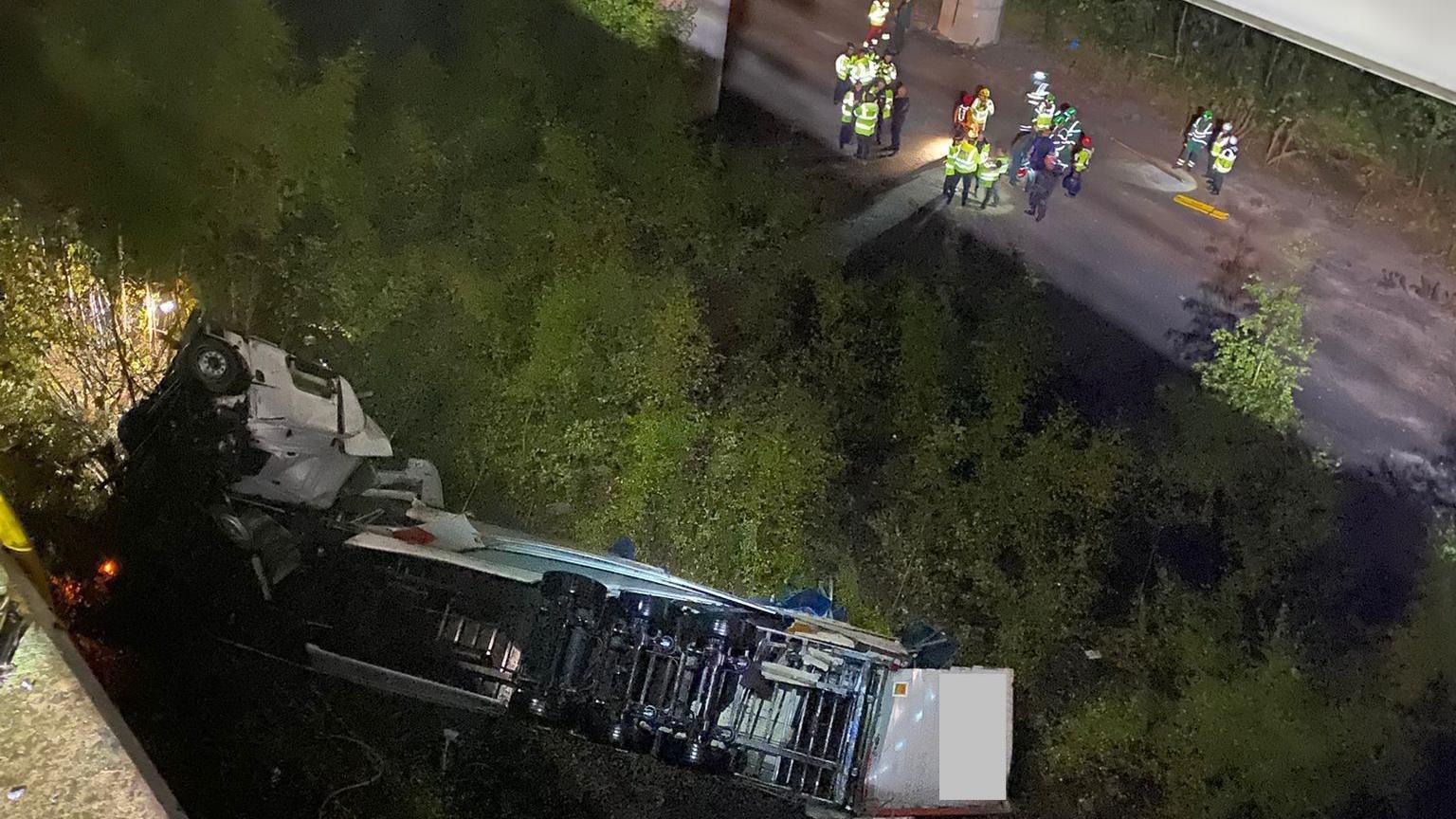 M6: Lorry falls off Thelwall Viaduct near Warrington - BBC News