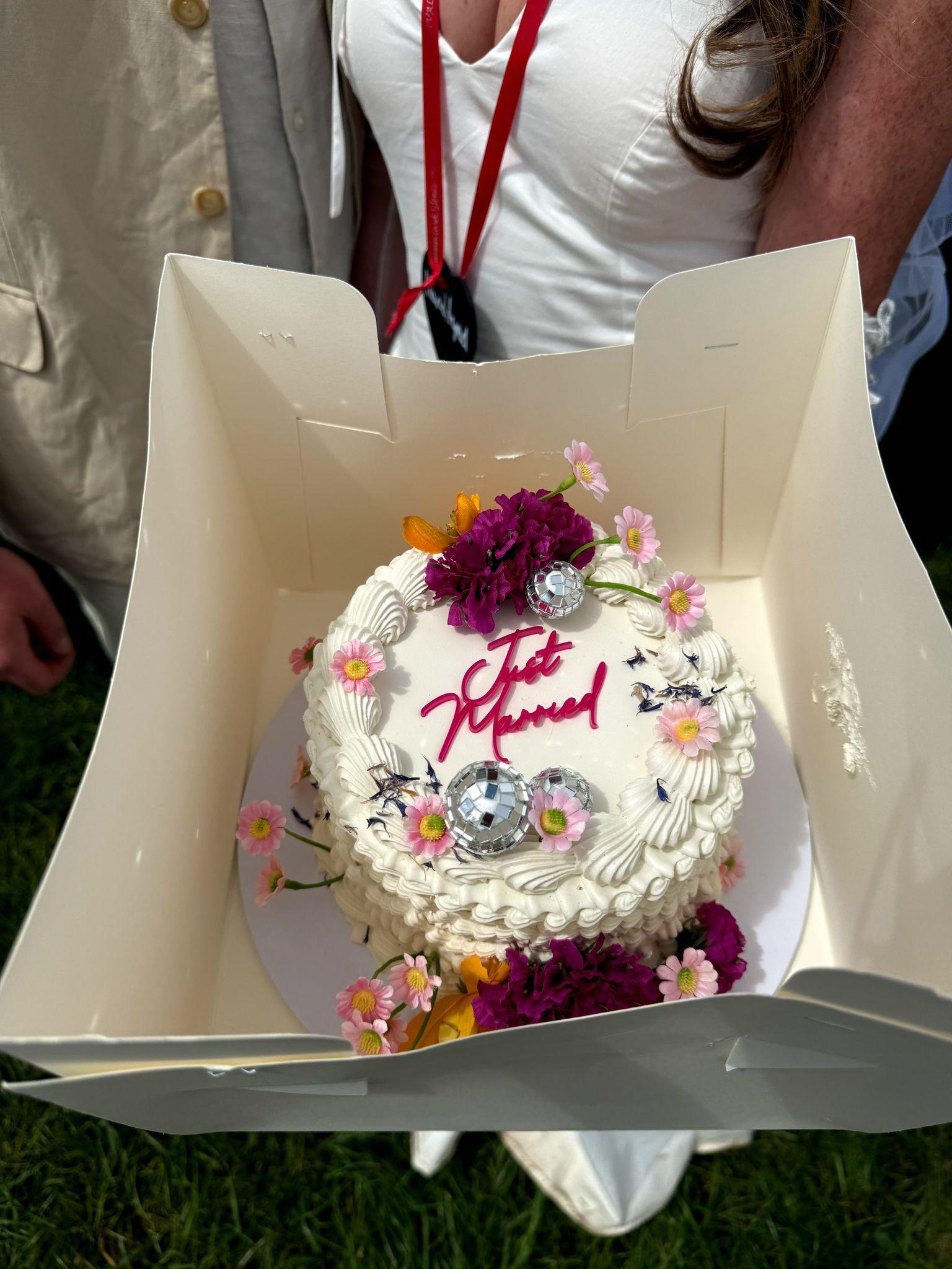 A wedding cake bearing the message "just married"