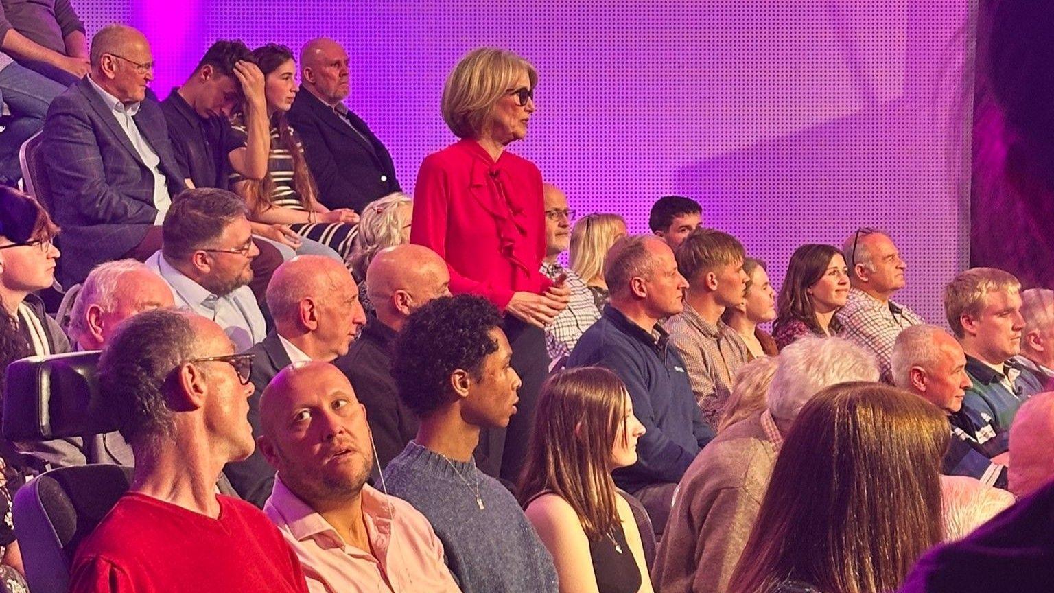 Bethan Rhys Roberts yng nghanol y dorf