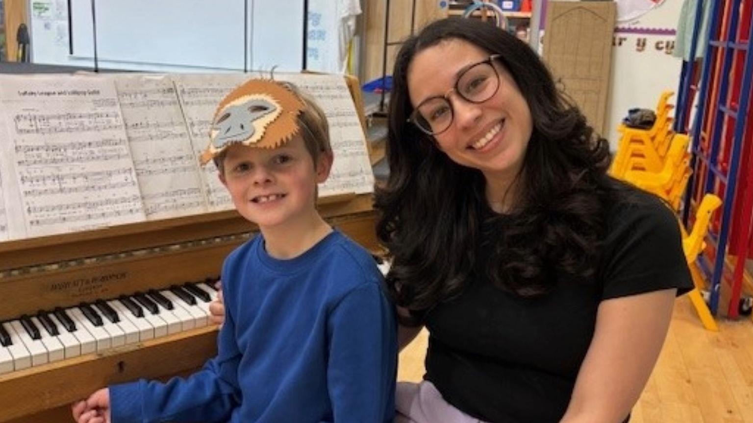 Oliver a'i athrawes, Molly Paramor