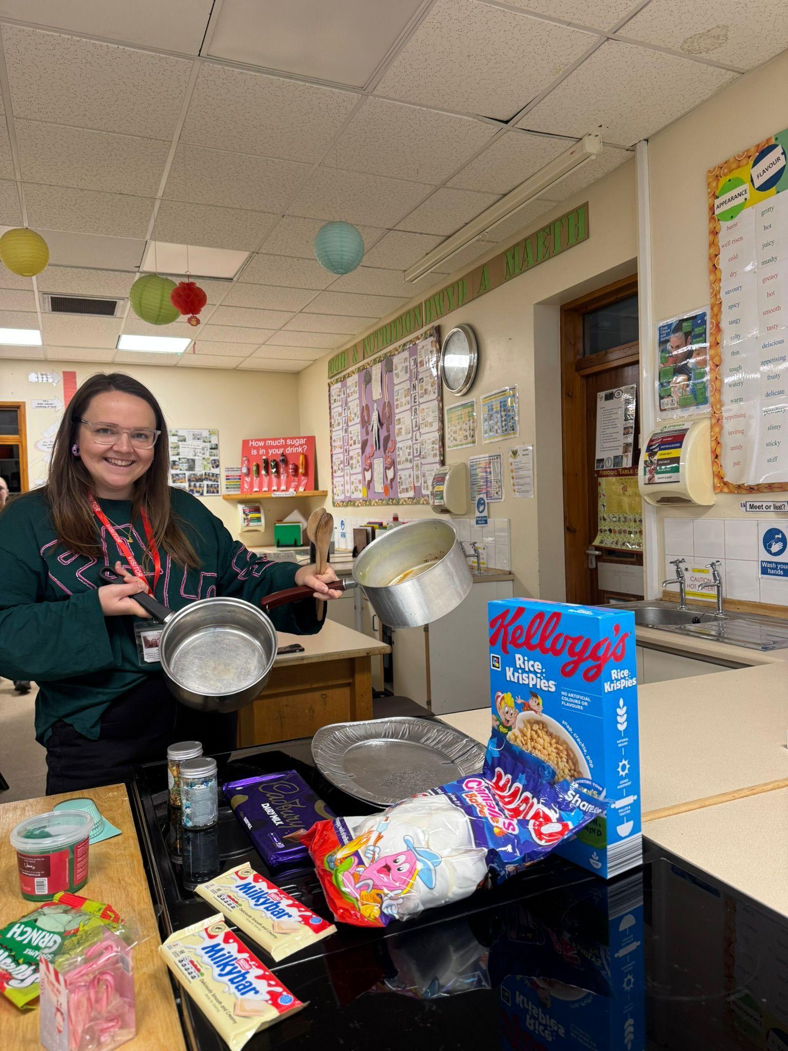 Manon yn paratoi ar gyfer sesiwn Troedio Tonnau llawn danteithion