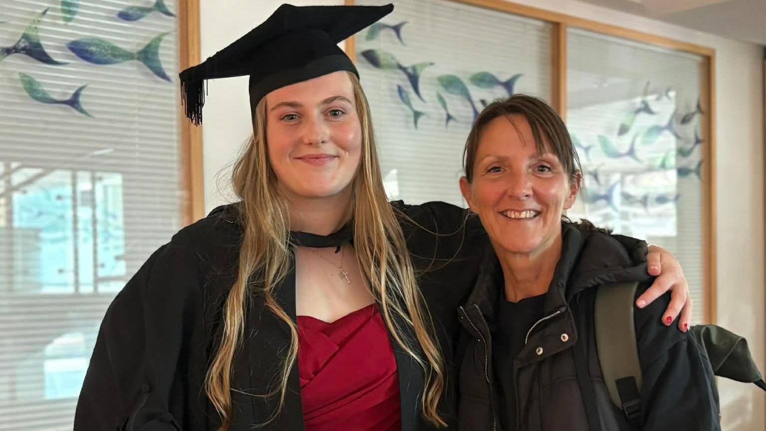 Katie Dunwoody ar ei diwrnod graddio gyda'i nyrs Ceri