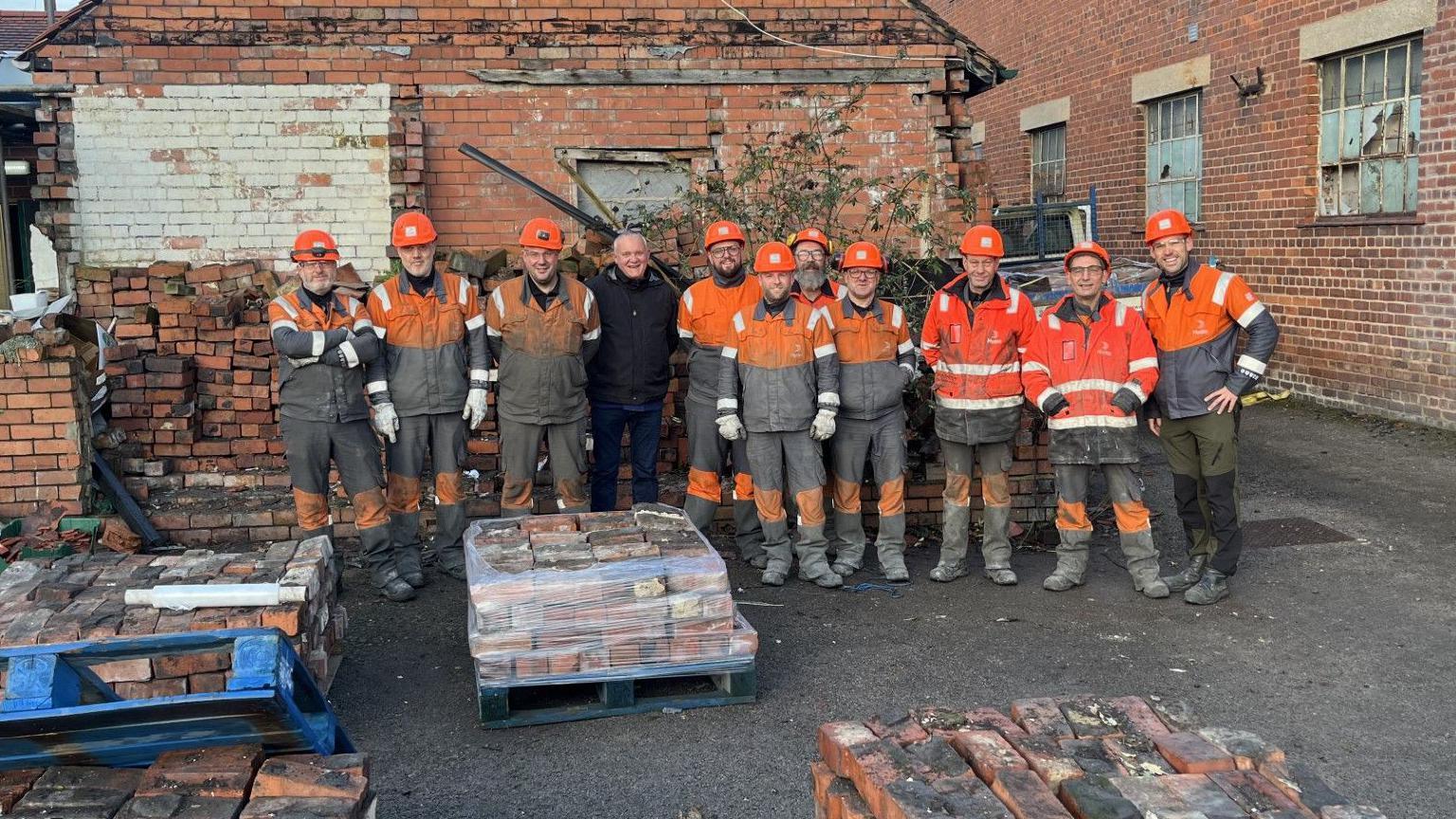 Staff Hydro Aluminium yn gwirfoddoli