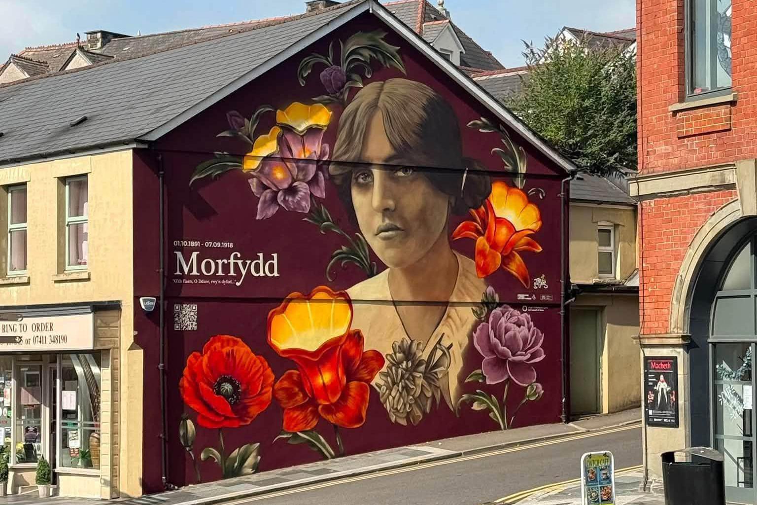 Murlun ym Mhontypridd i gofio Morfydd Llwyn Owen