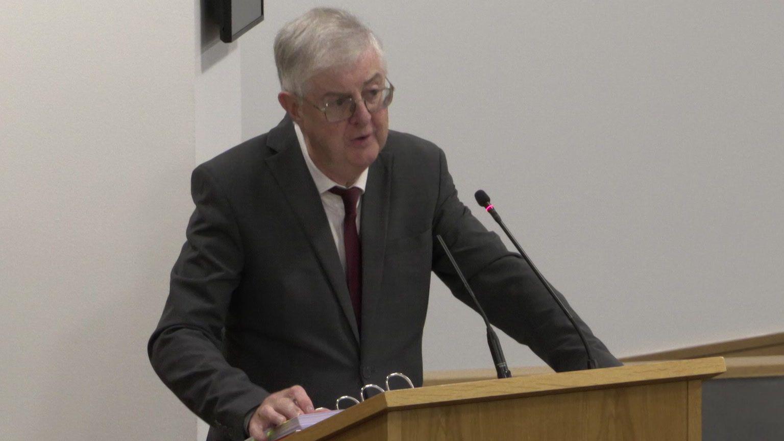 Mark Drakeford yn annerch cyfarfod llawn o Senedd Cymru ddydd Mercher