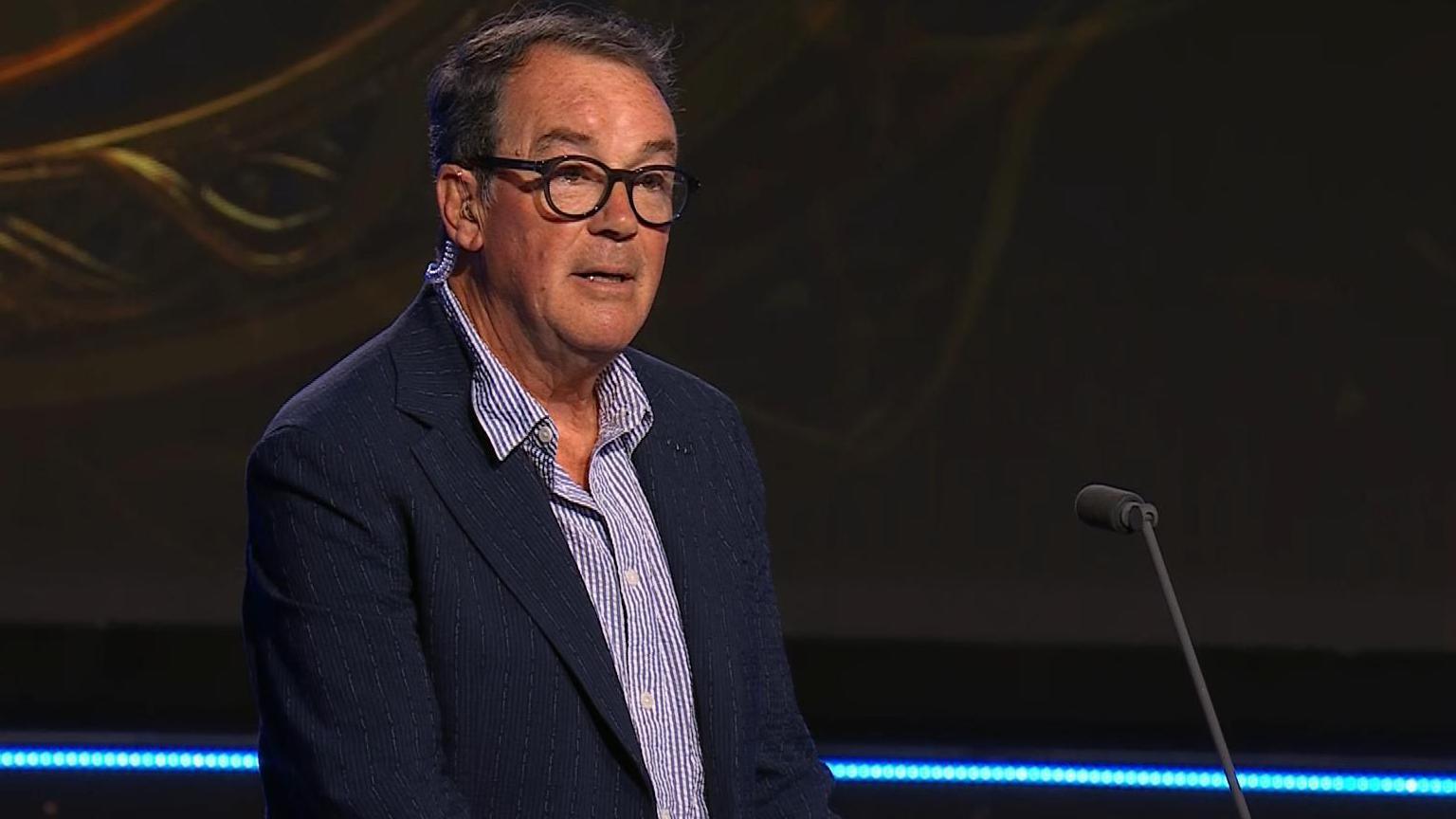 Nic Parry ar lwyfan Pafiliwn Eisteddfod Genedlaethol Wrecsam yn arwain seremoni'r Fedal Ddrama