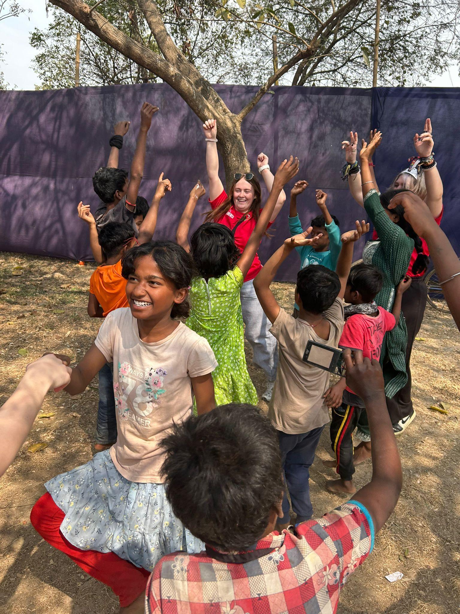 Plant a chriw yr Urdd yn dawnsio