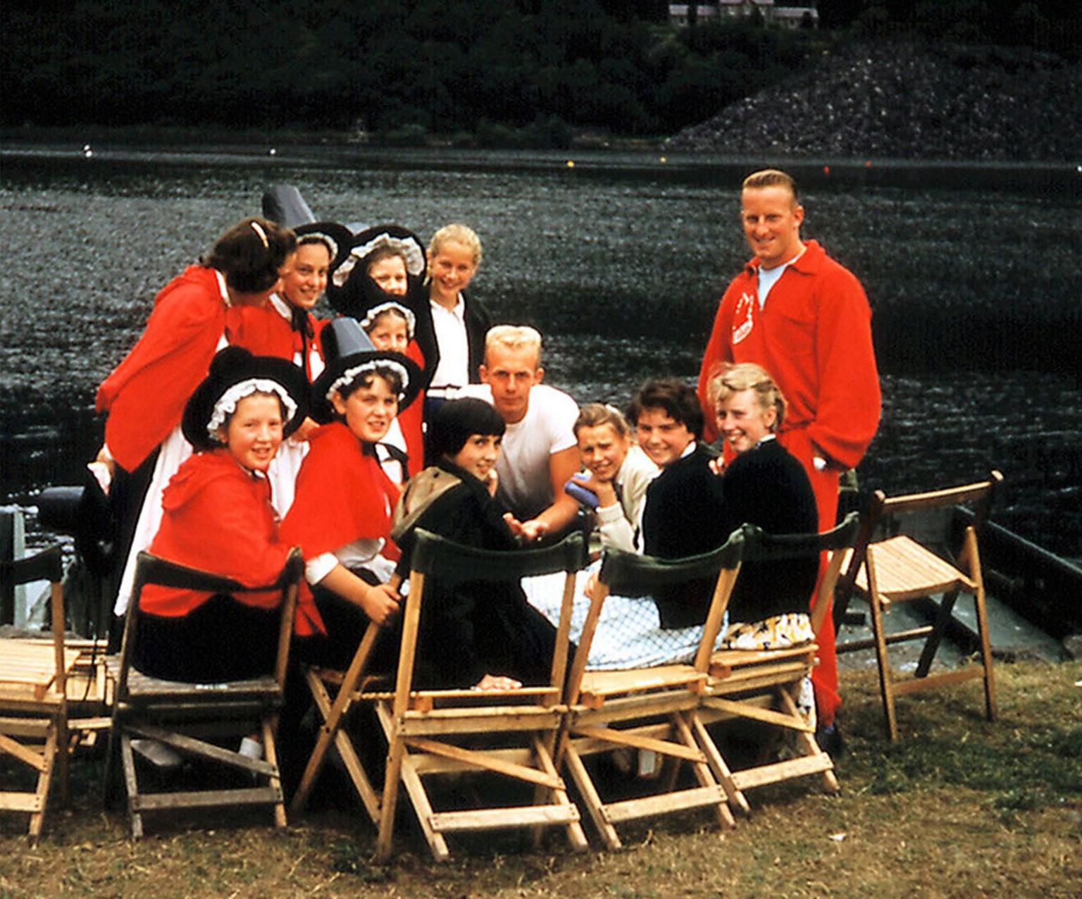 Merched lleol, rhai mewn gwisgoedd Cymreig traddodiadol, yn cymsygu gyda thîm Canada ar lannau'r llyn
