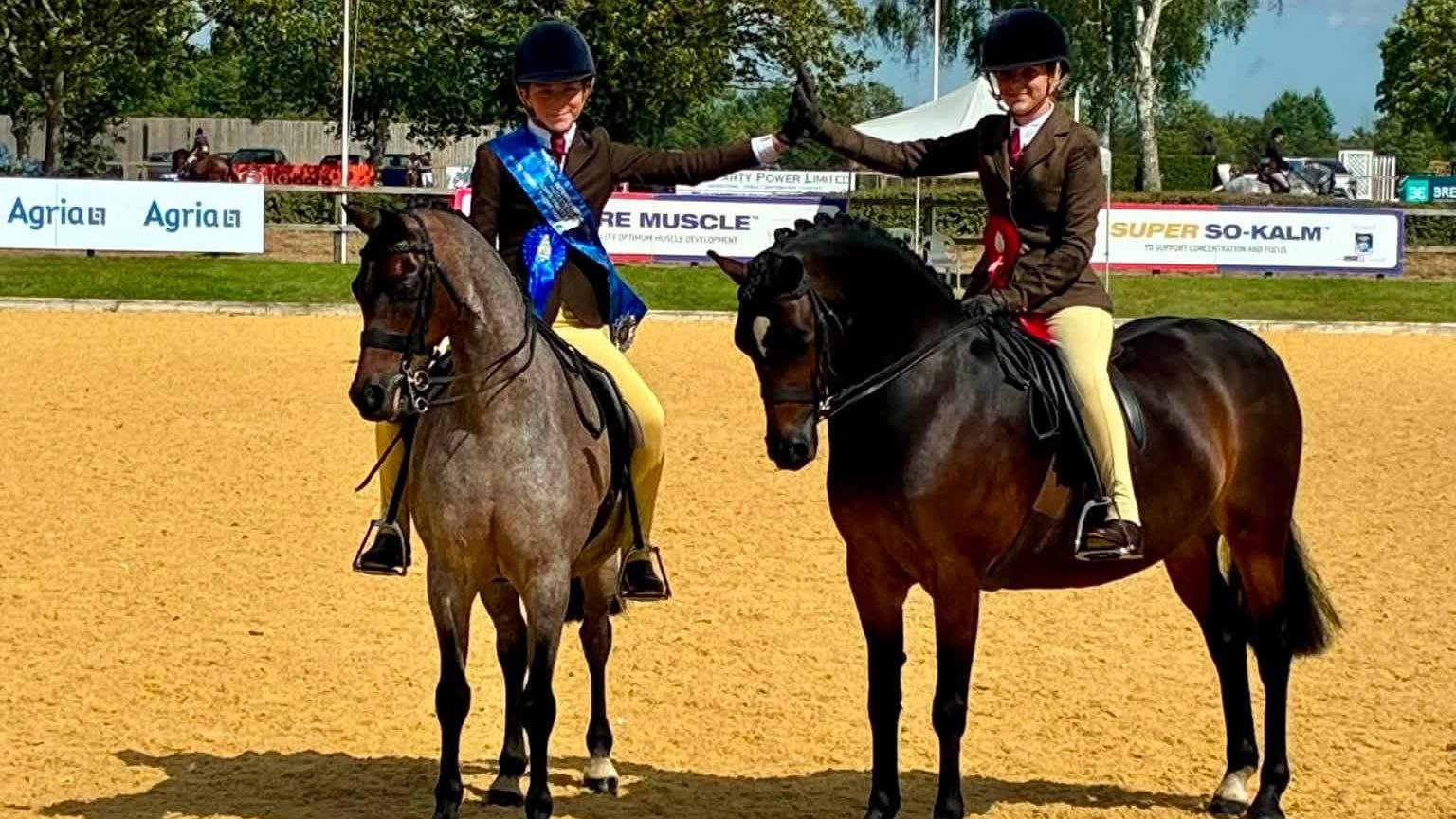 Esther (ar y chwith) a Millie yn ennill y wobr gyntaf a'r ail wobr yng nghategori Pretty Polly Show Hunter Pony yn y Royal International Horse Show.