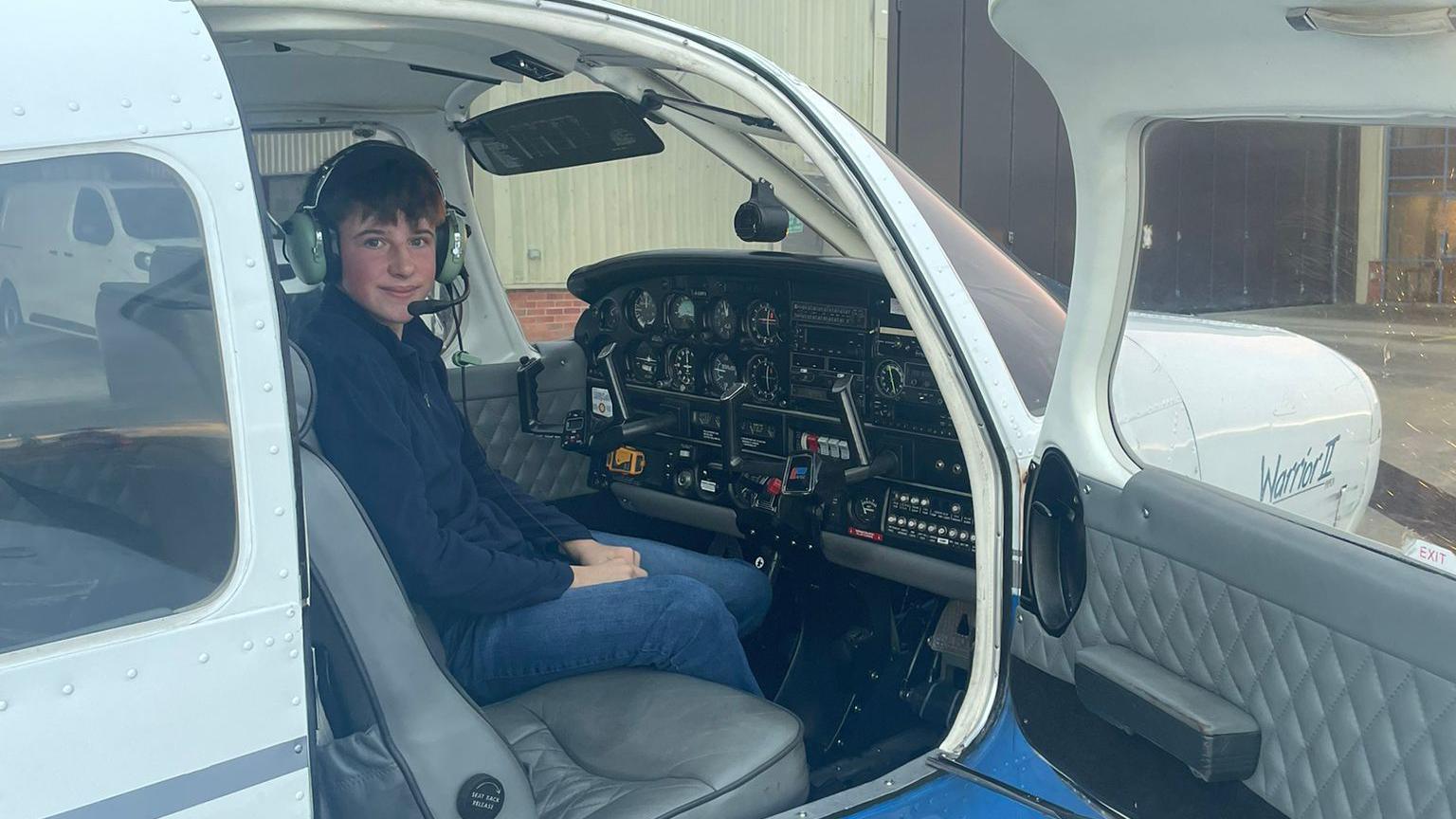 Macsen yn yr awyren bu'n ei hadfan