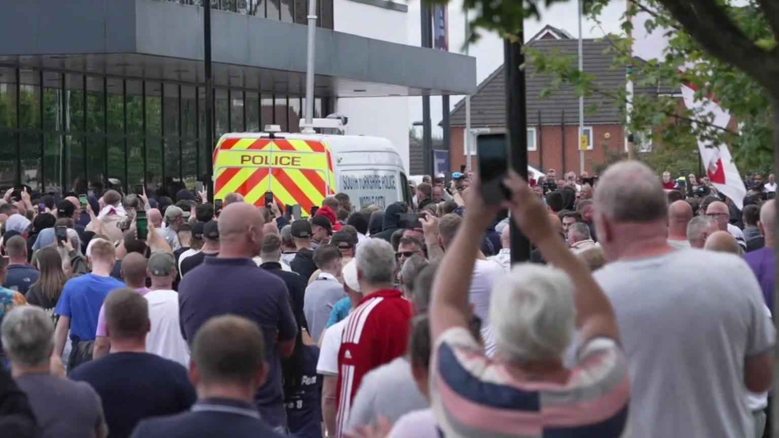 People film a van