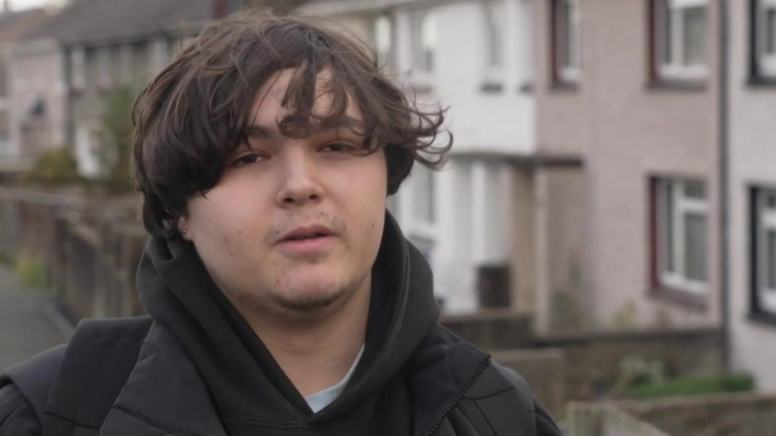 Rio y tu allan i stad o dai Maesgeirchen, Bangor