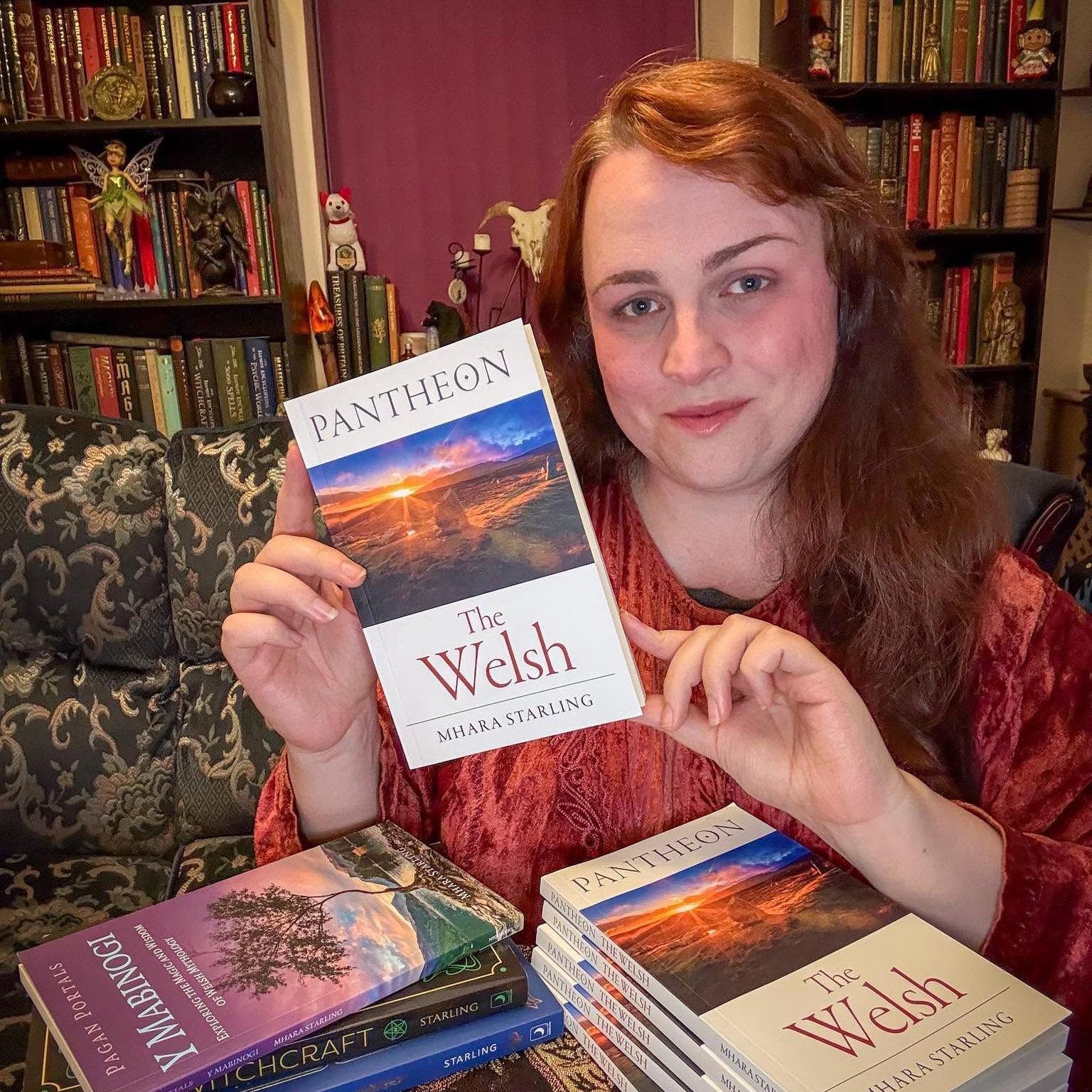 Mhara gyda'r llyfrau mae hi wedi'i cyhoeddi