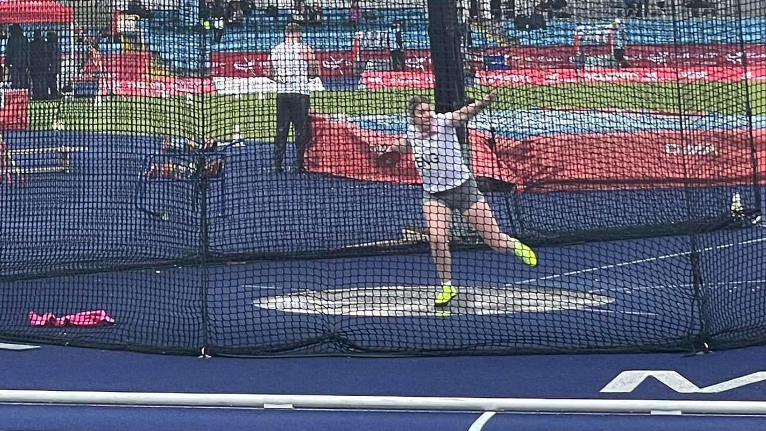 Rachel Leck throwing the discus