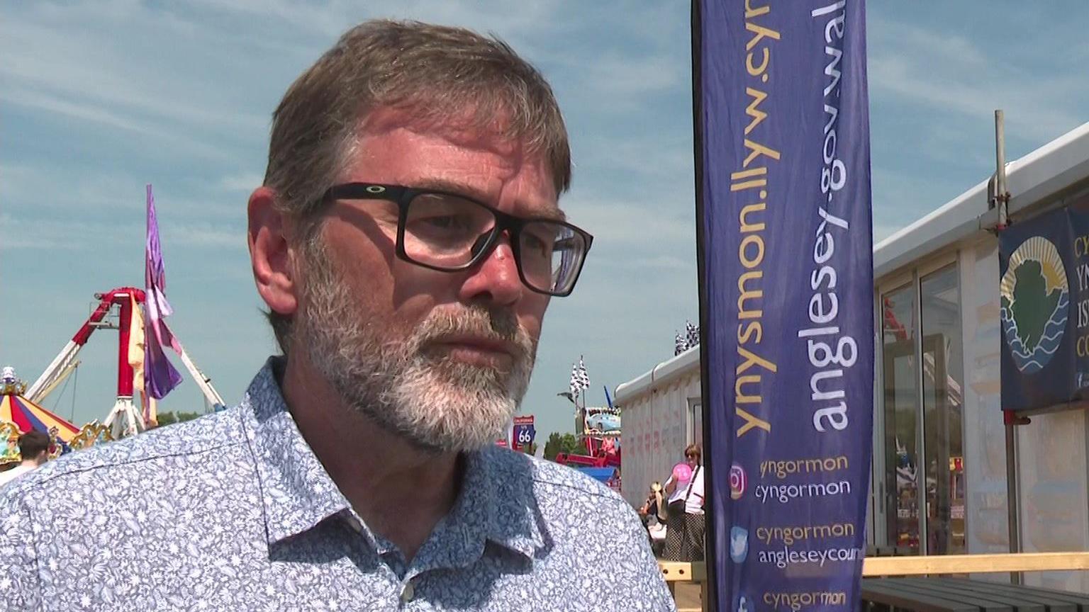 Gary Pritchard yn gwneud cyfweliad ar faes Eisteddfod yr Urdd