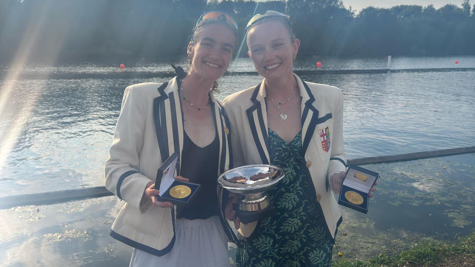 Erin Meredith gyda'i phartner rhwyfo Laura Bates