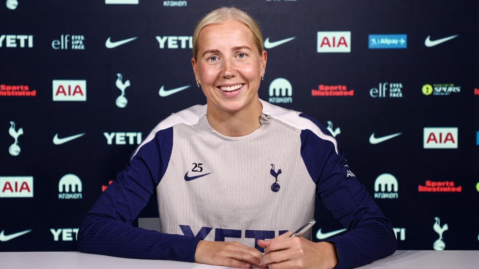 Eveliina Summanen signing a new contract 