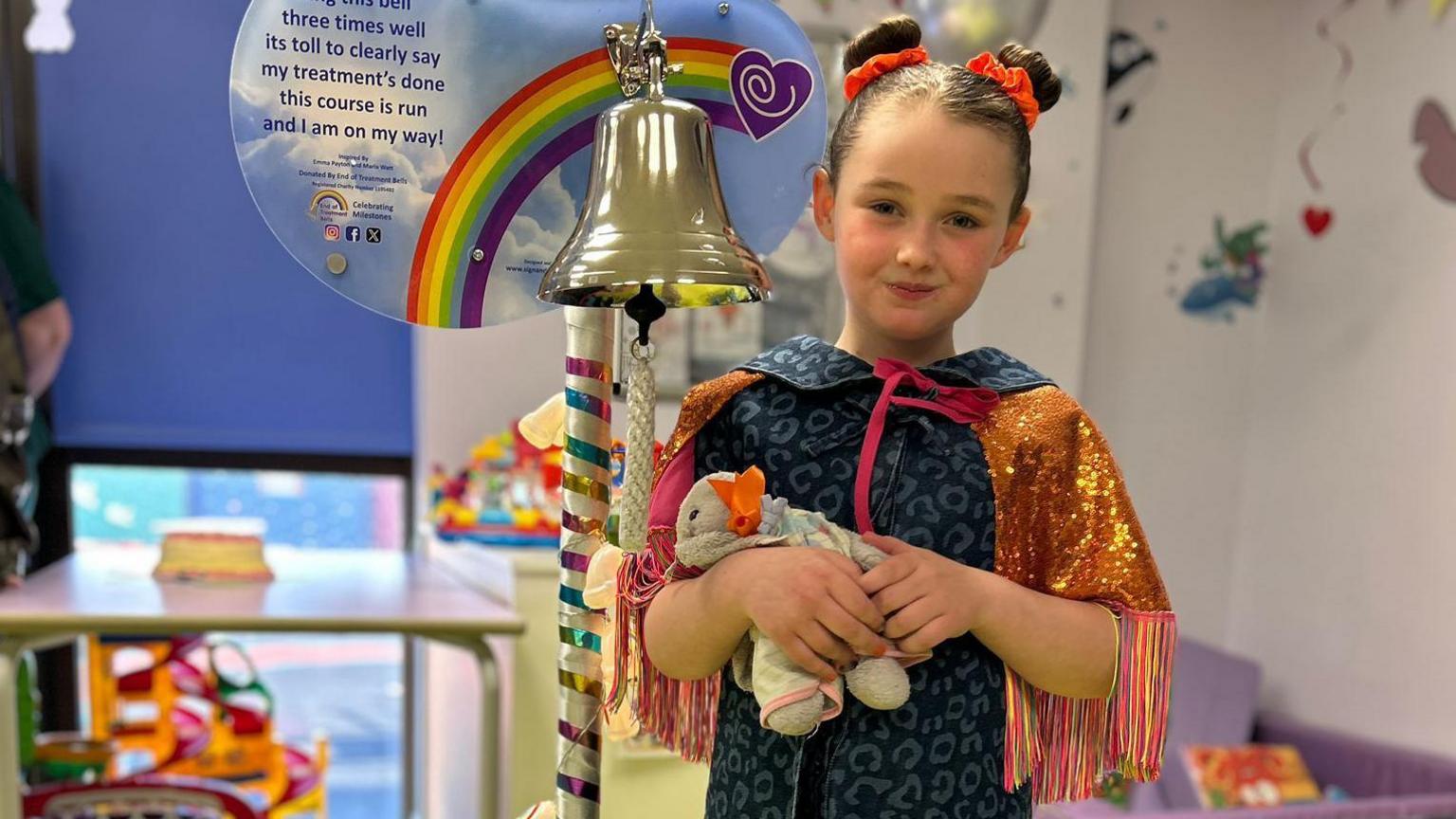 Roedd canu'r gloch yn brofiad arbennig i Megan a'i mam