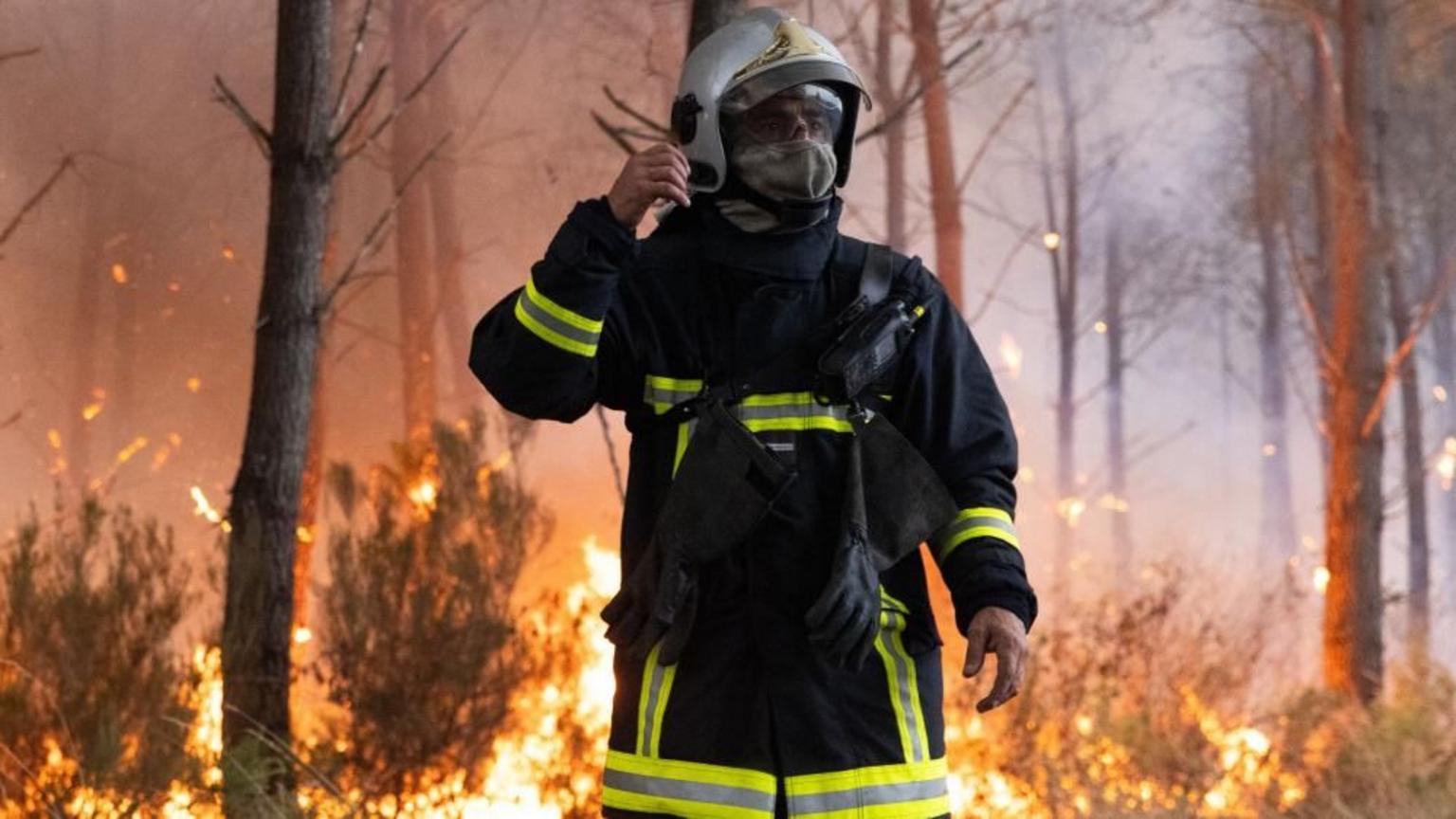 Wildfire now nine miles away from French city of Bordeaux, mayor warns