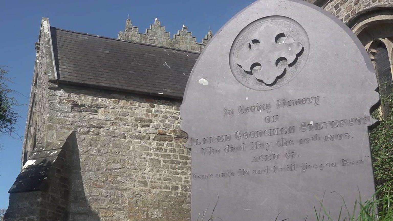 Carreg bedd ar dir Eglwys Llanbeblig, Caernarfon