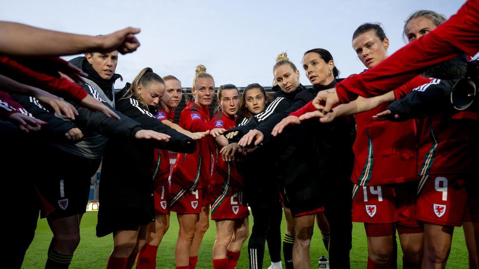 The Wales women's team have a post-game huddle