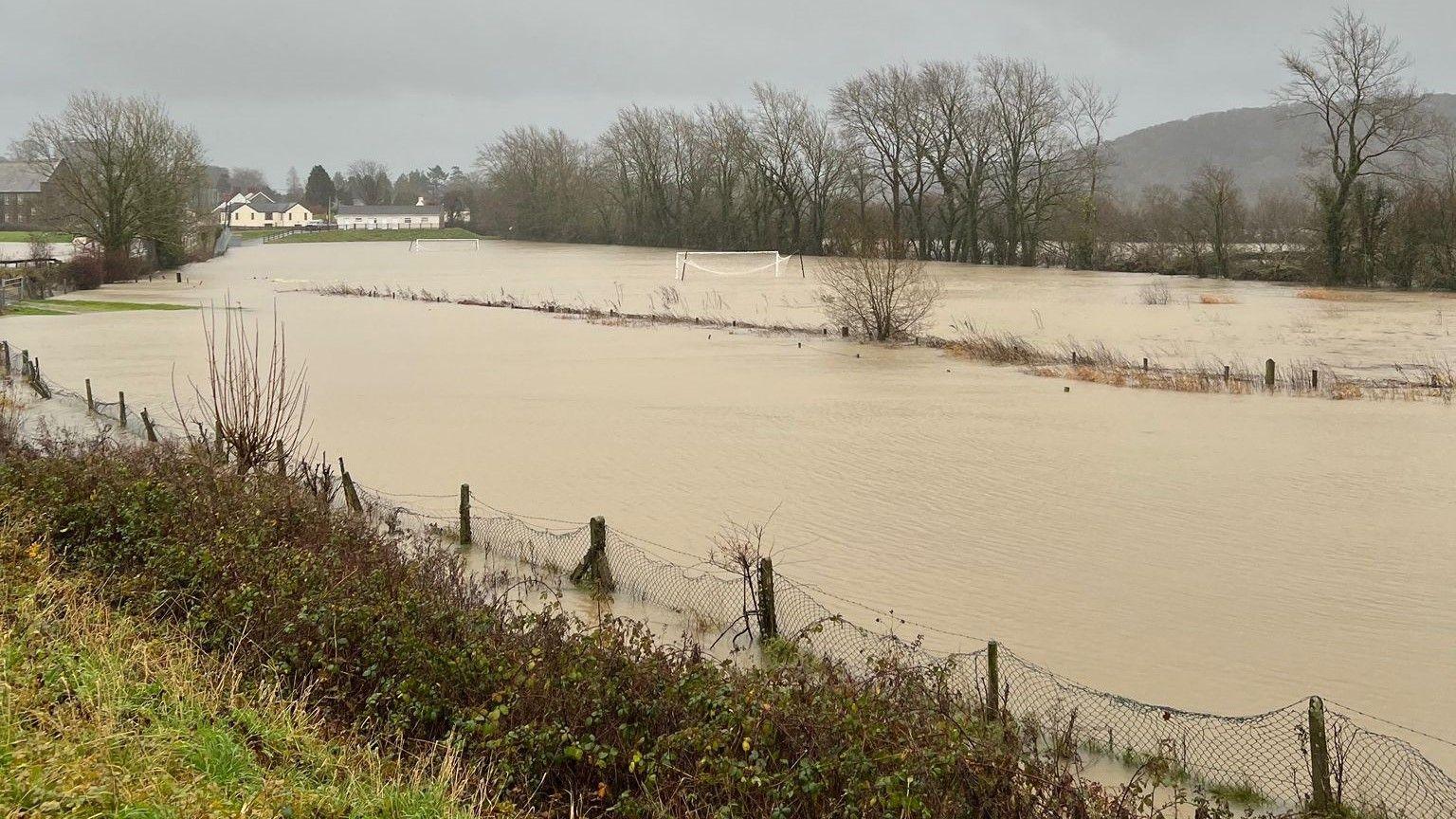 Caeau dan ddŵr yn Abergwili ger Caerfyrddin ddydd Llun