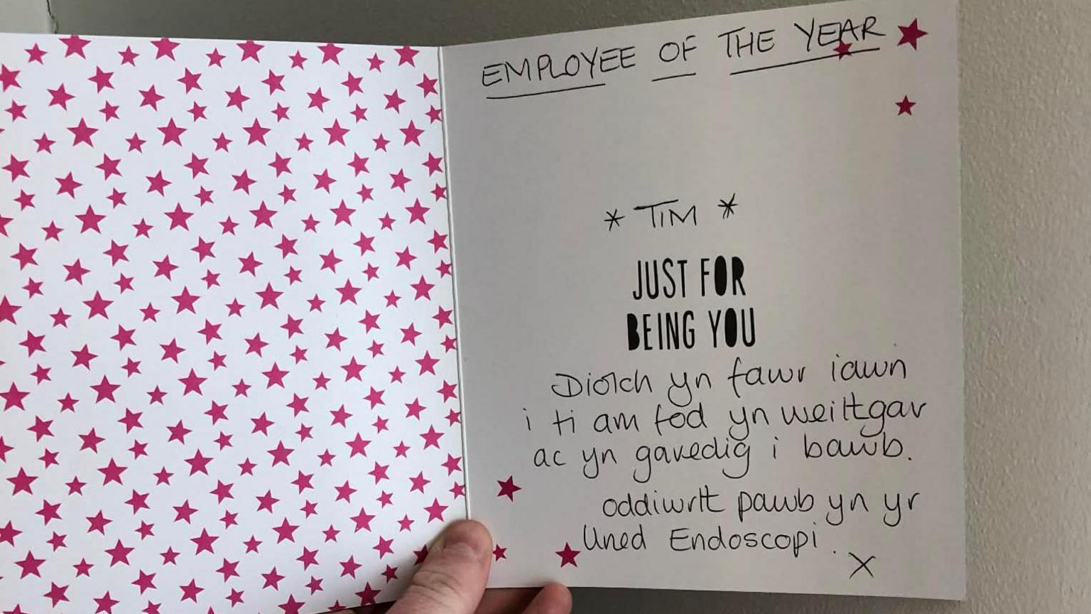 Cerdyn cafodd Tim gan yr ysbyty yn dilyn ei wobr. Mae neges ynddo yn diolch iddo am ei holl gyfraniad yno.