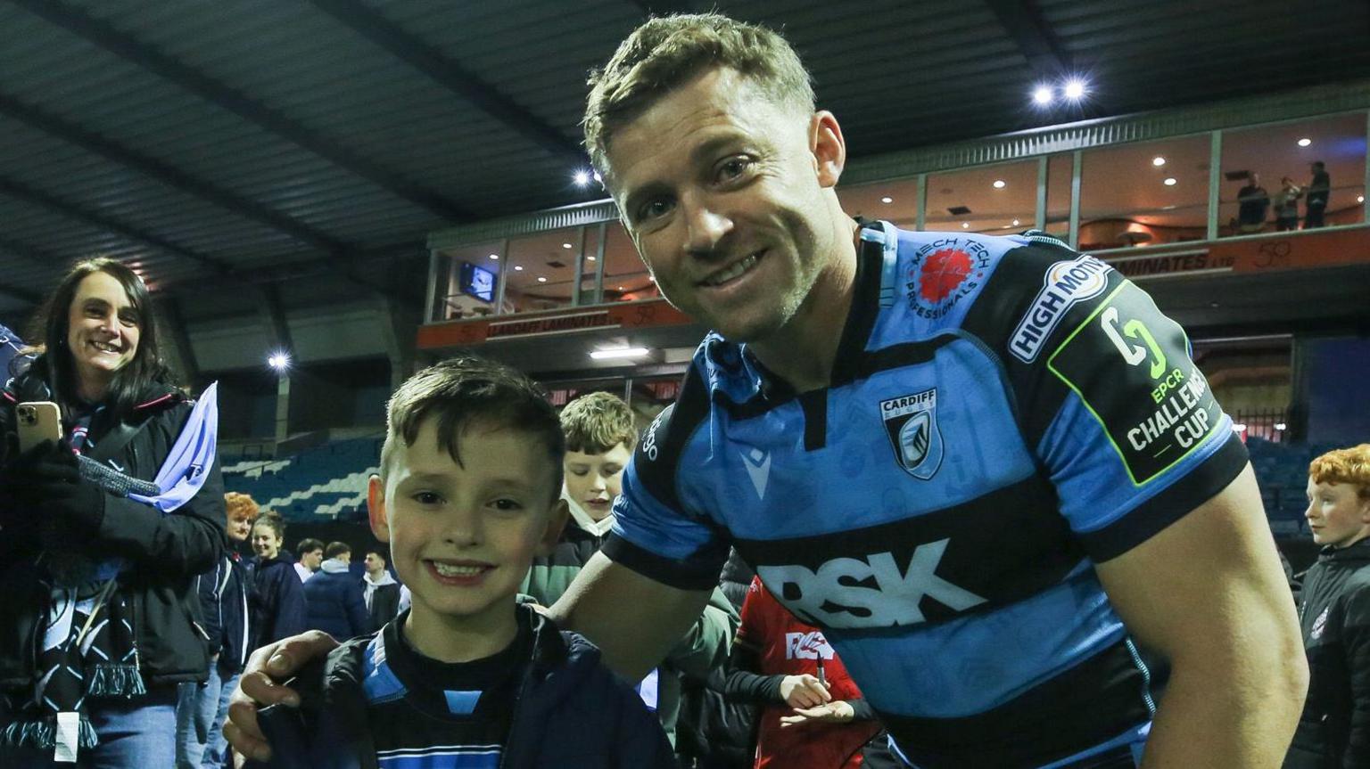 Leigh Halfpenny posing with a young fan